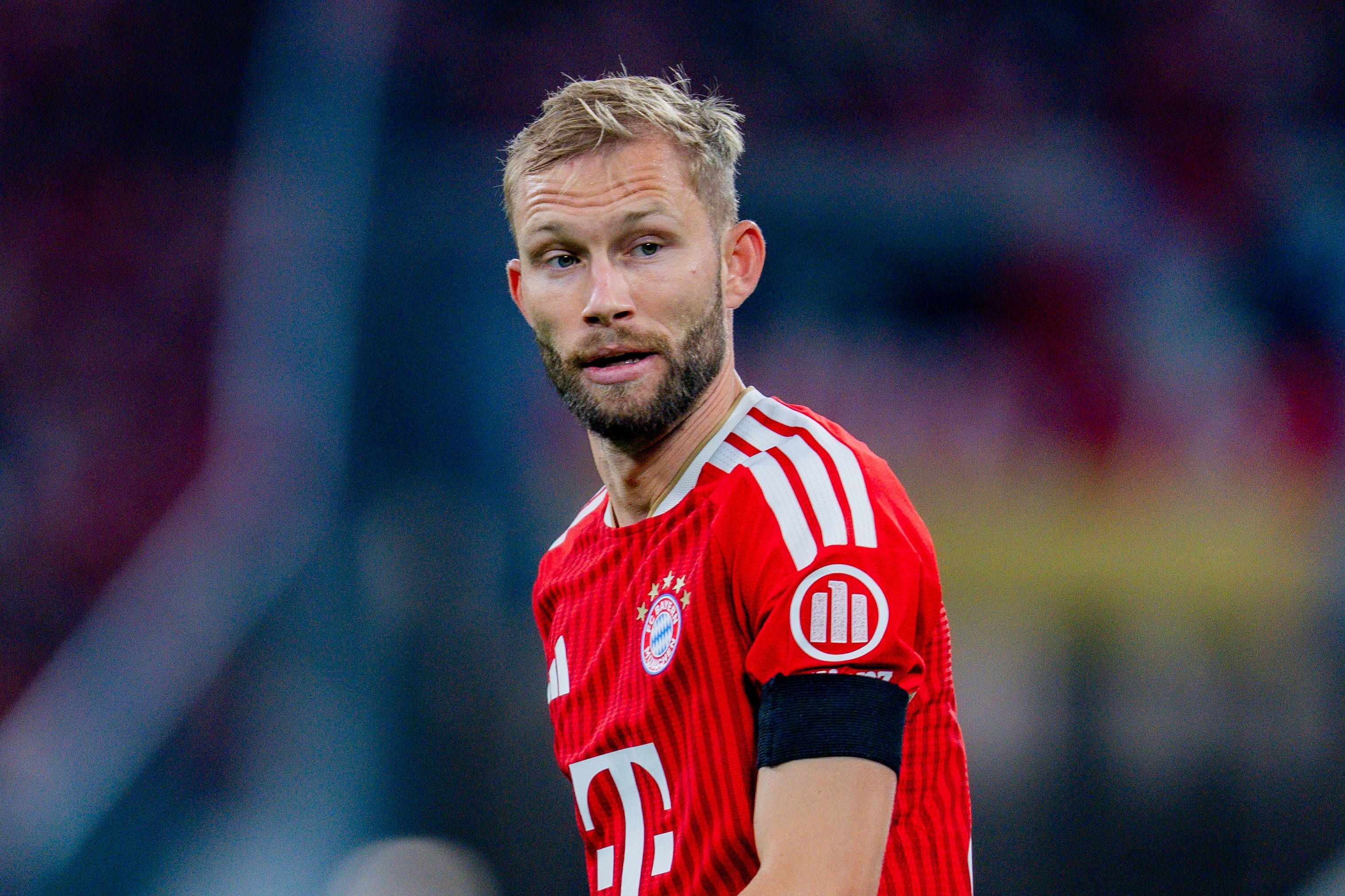 Ein Fußballspieler im roten Trikot des FC Bayern München während eines Spiels.