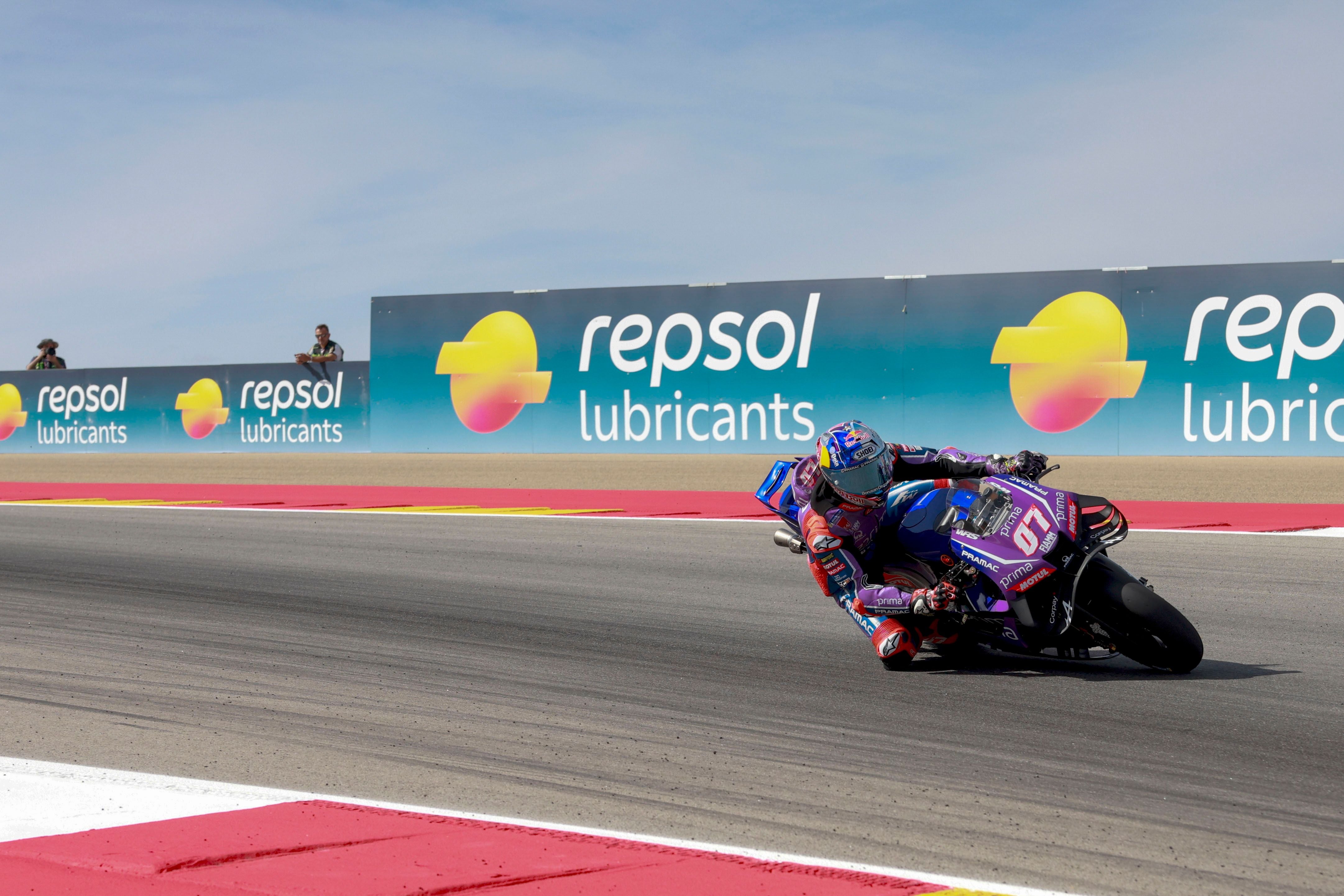 Motorradrennfahrer in Kurvenlage auf der Rennstrecke von Motorland Aragon beim MotoGP-Training.