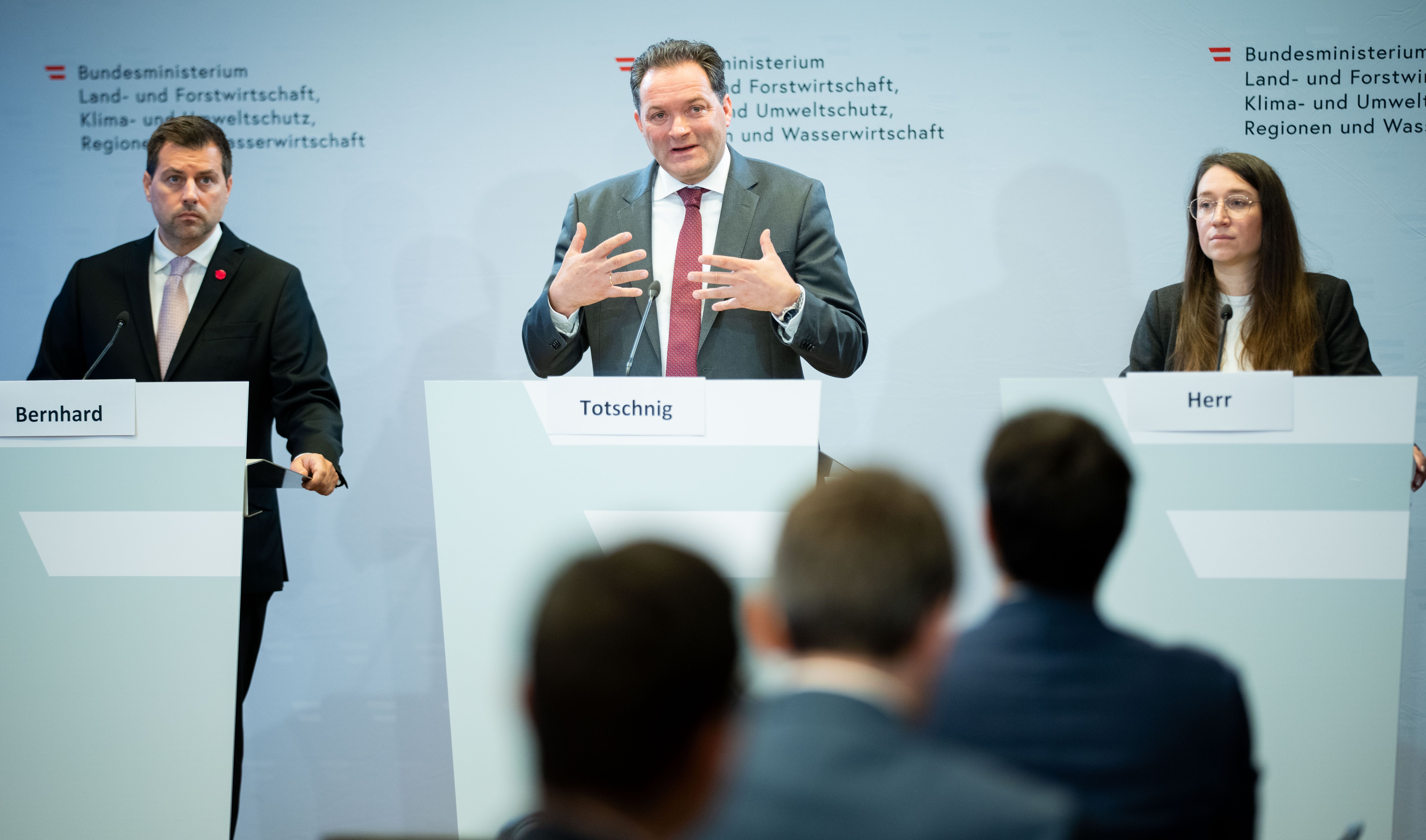 NEOS-Abgeordneter Michael Bernhard, Umweltminister Norbert Totschnig (ÖVP) und SPÖ-Abgeordnete Julia Herr (SPÖ) am Freitag, 18. September 2026, während einer PK des Bundesministeriums für Klimaschutz, Umwelt, Energie, Mobilität, Innovation und Technologie zur Präsentation des Klimagesetzes in Wien.