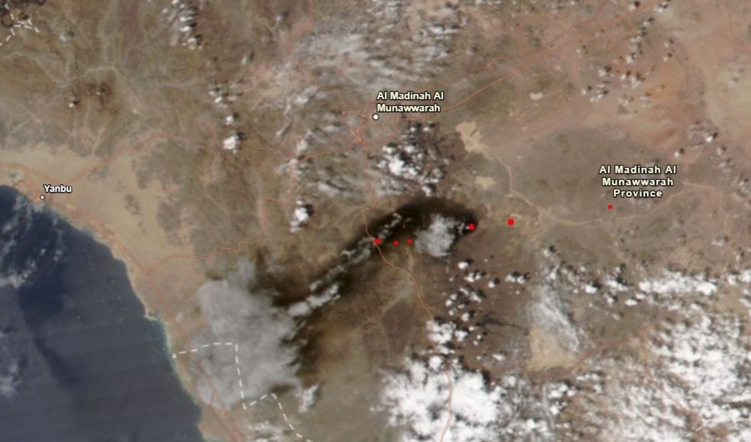 Satellitenbild mit Rauchwolke und roten Punkten nahe Al Madinah, Saudi-Arabien, nach einem Angriff.