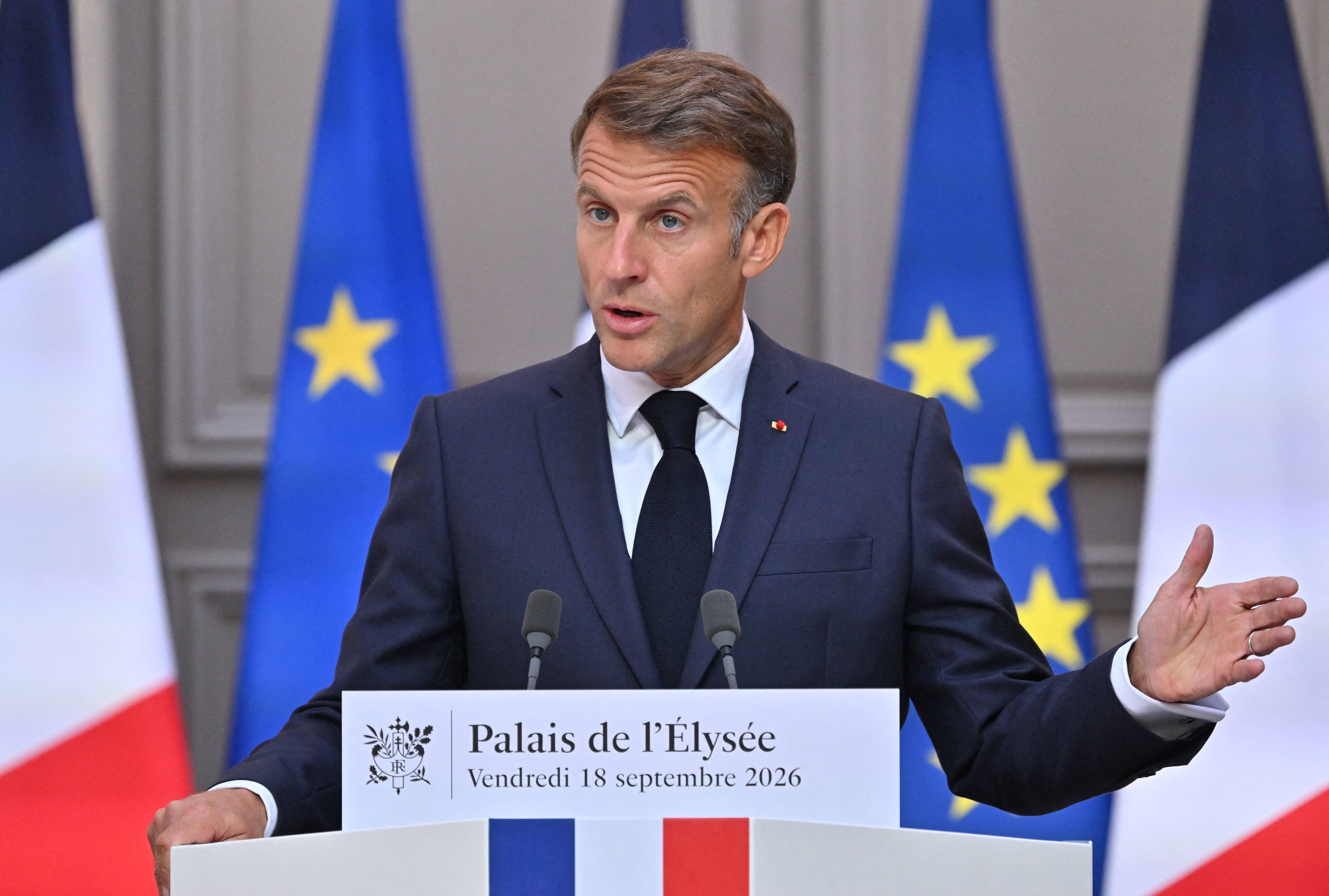 Emmanuel Macron spricht auf einer Pressekonferenz im Élysée-Palast vor Frankreich- und EU-Flaggen.