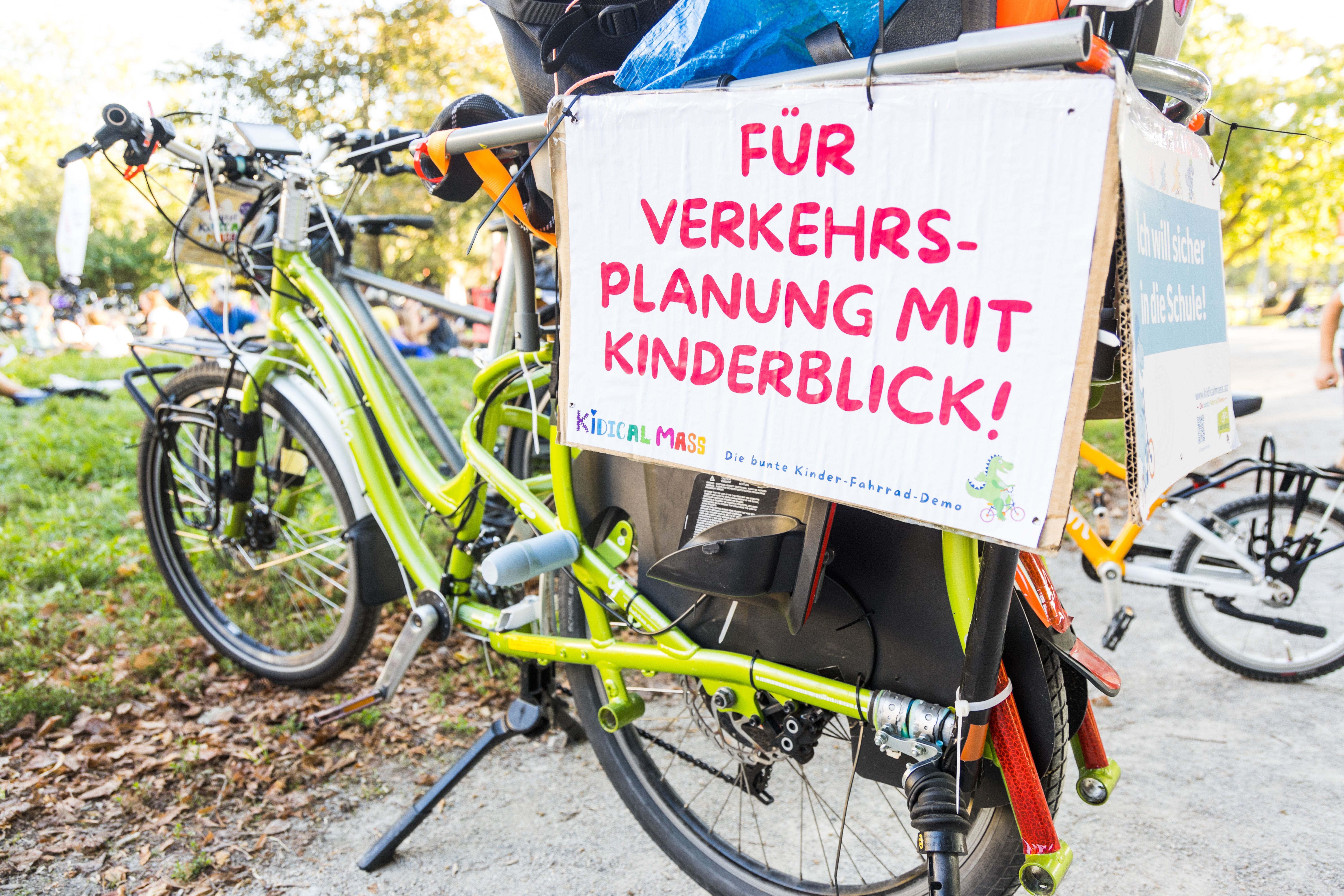 Fahrrad mit Demo-Schild „Für Verkehrsplanung mit Kinderblick!“ bei Kidical Mass in Wien.