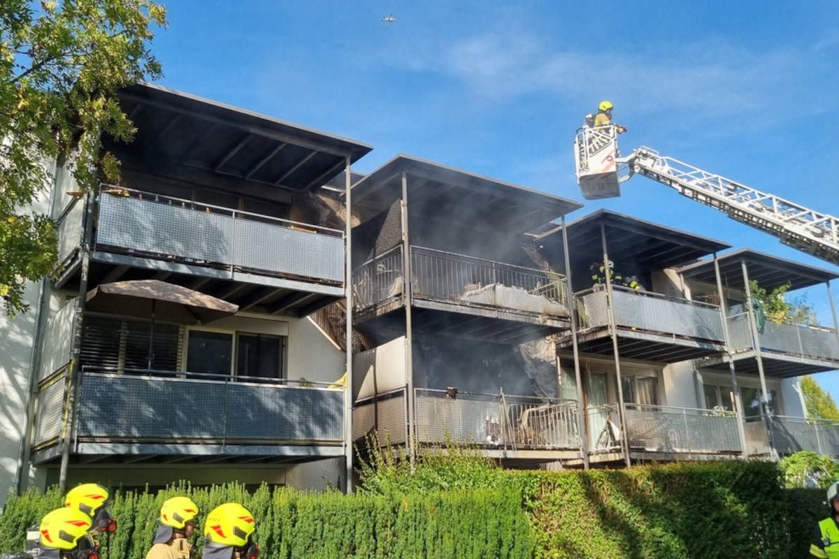 Feuerwehr bekämpft einen Brand auf einem Balkon eines Mehrfamilienhauses in Fussach.