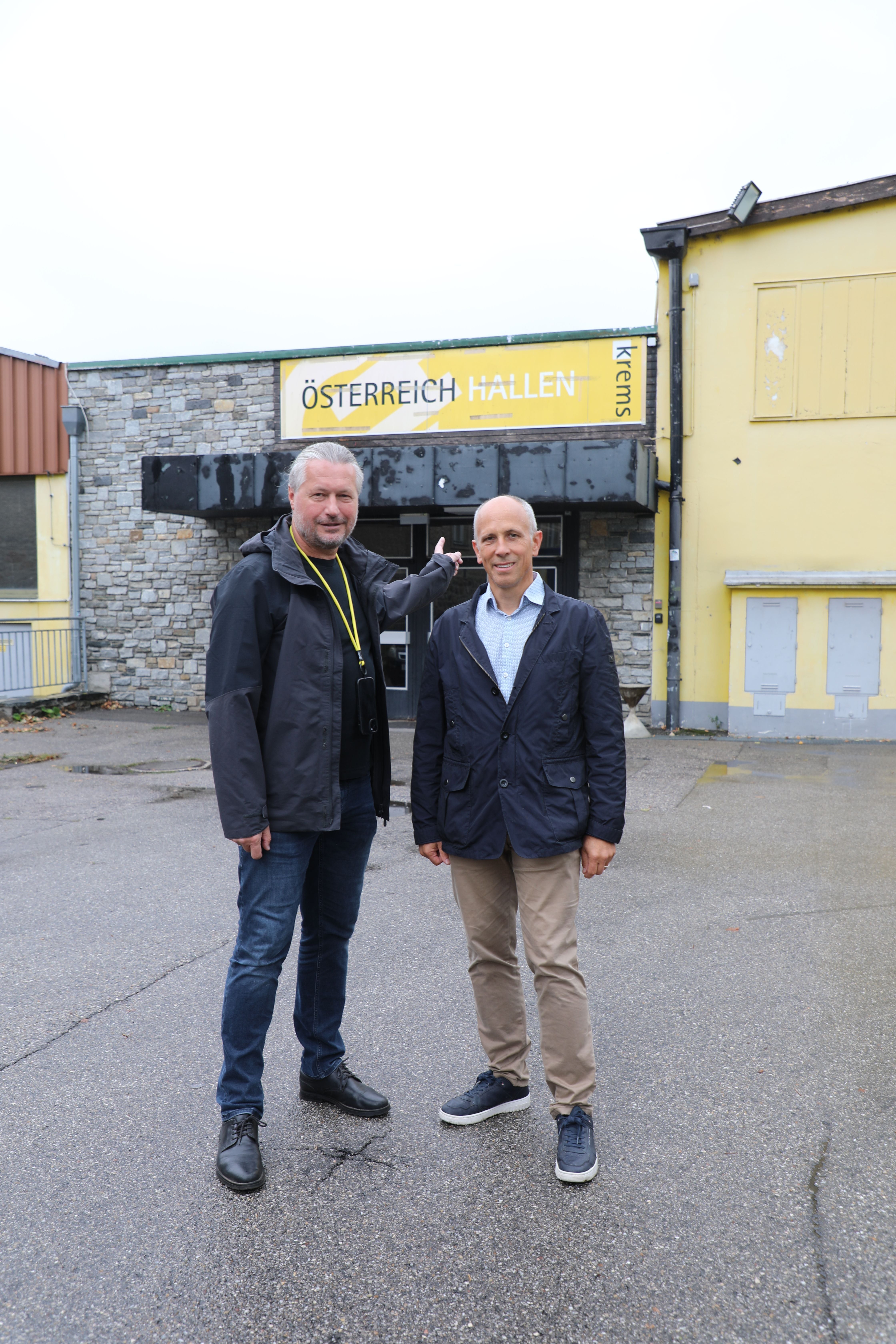 Bürgermeister Peter Molnar (links) und KIG-Geschäftsführer Hannes Zimmermann beim Lokalaugenschein vor den Österreichhallen. Eine Machbarkeitsstudie soll nun klären, welches Potenzial eine Sanierung und multifunktionale Nutzung des Gebäudekomplexes bietet.
