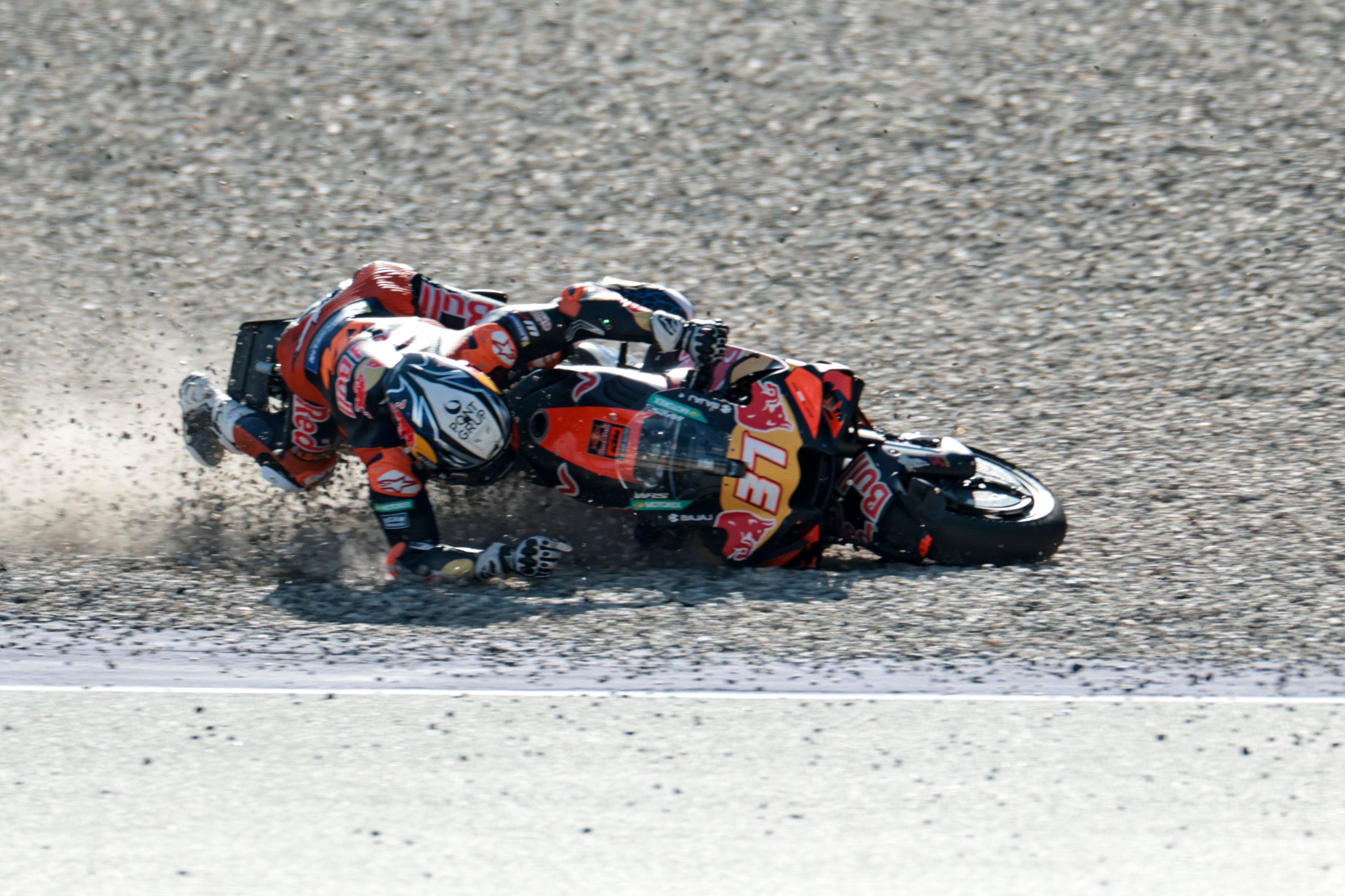 Pedro Acosta stürzt mit seinem Motorrad im Kiesbett beim MotoGP-Rennen in Spielberg.