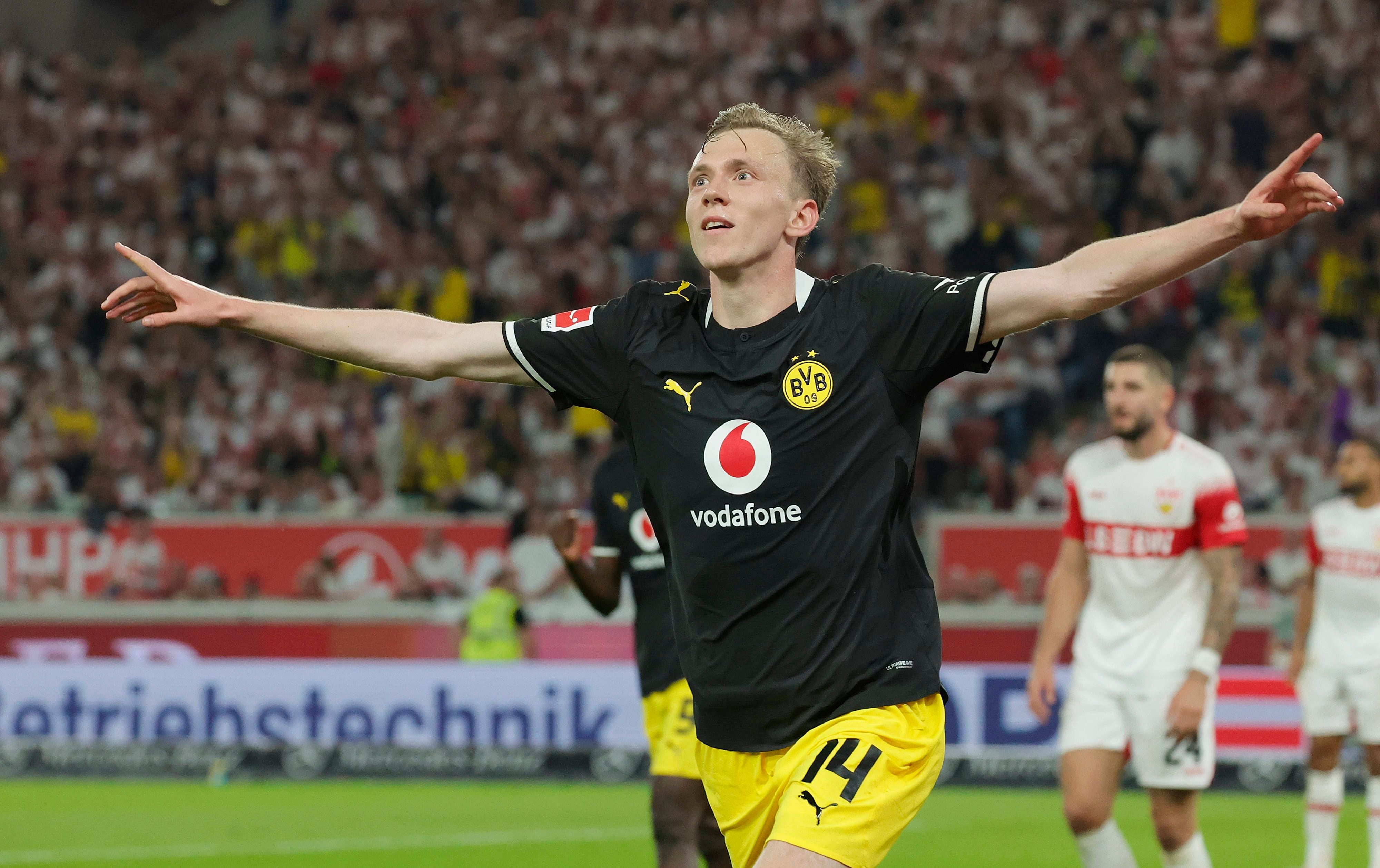Ein Fußballspieler von Borussia Dortmund jubelt mit ausgebreiteten Armen nach einem Tor.