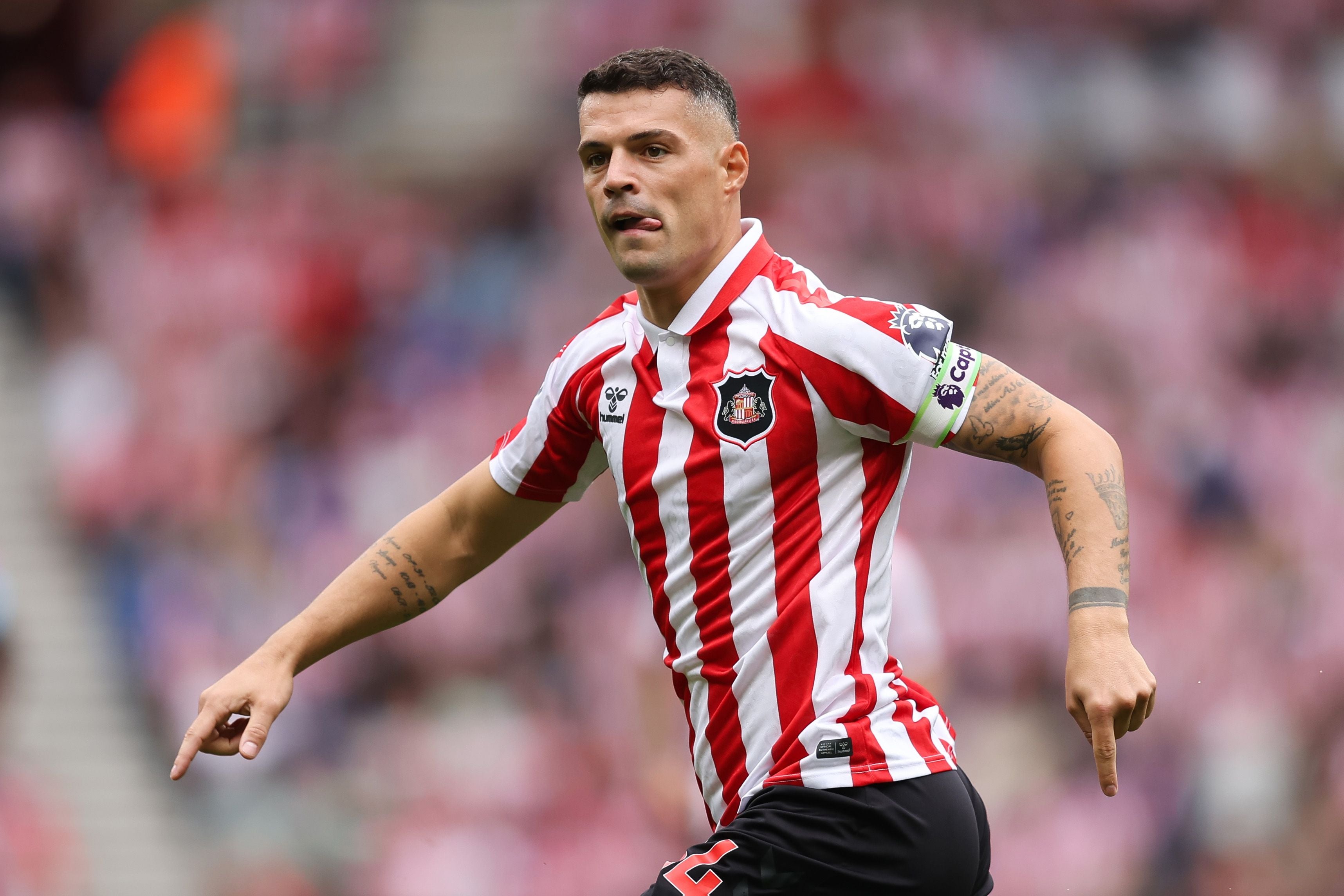 Ein Fußballspieler im rot-weiß gestreiften Sunderland-Trikot während eines Spiels.