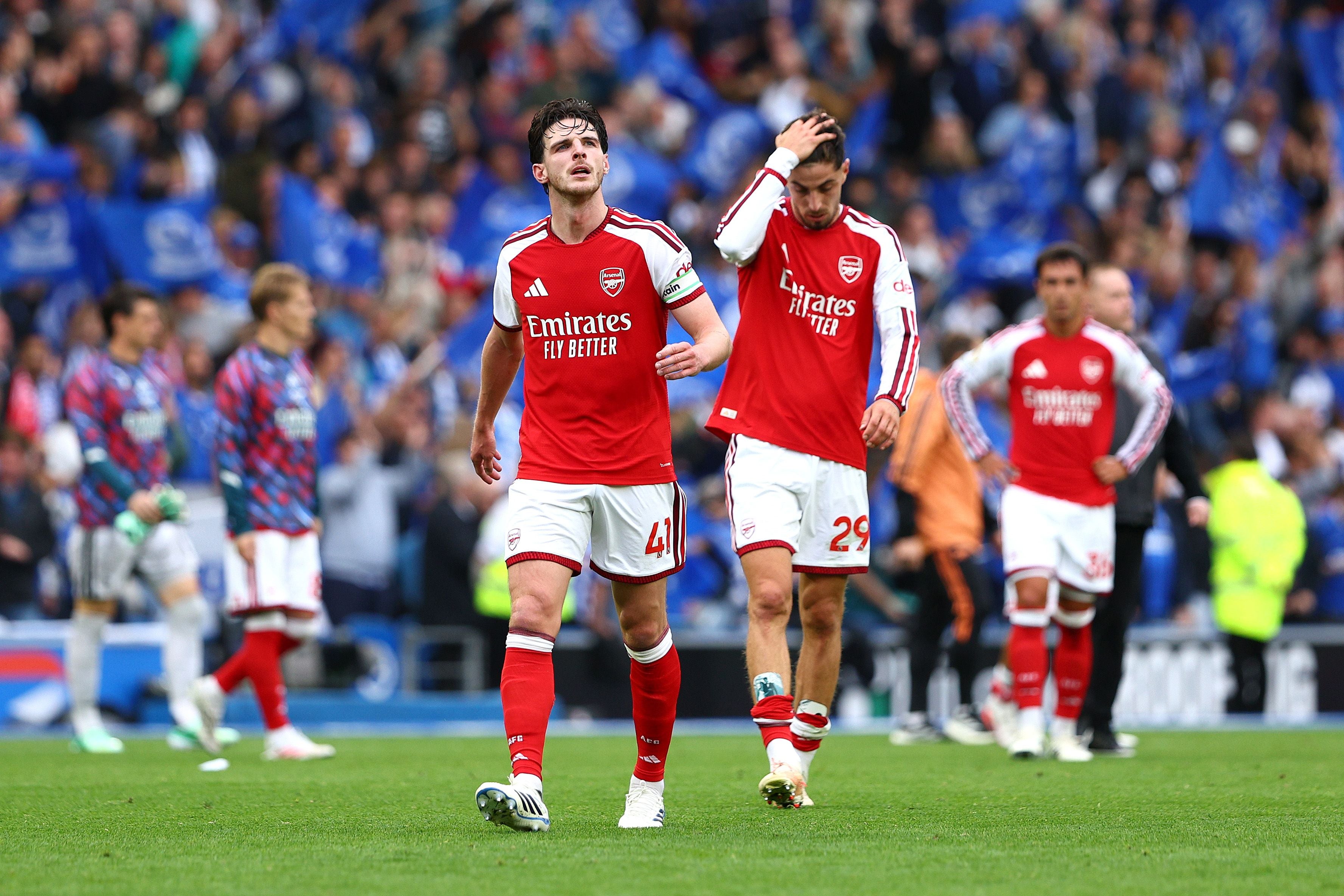 Arsenal-Spieler wirken enttäuscht nach einem Premier-League-Spiel gegen Brighton im Stadion.