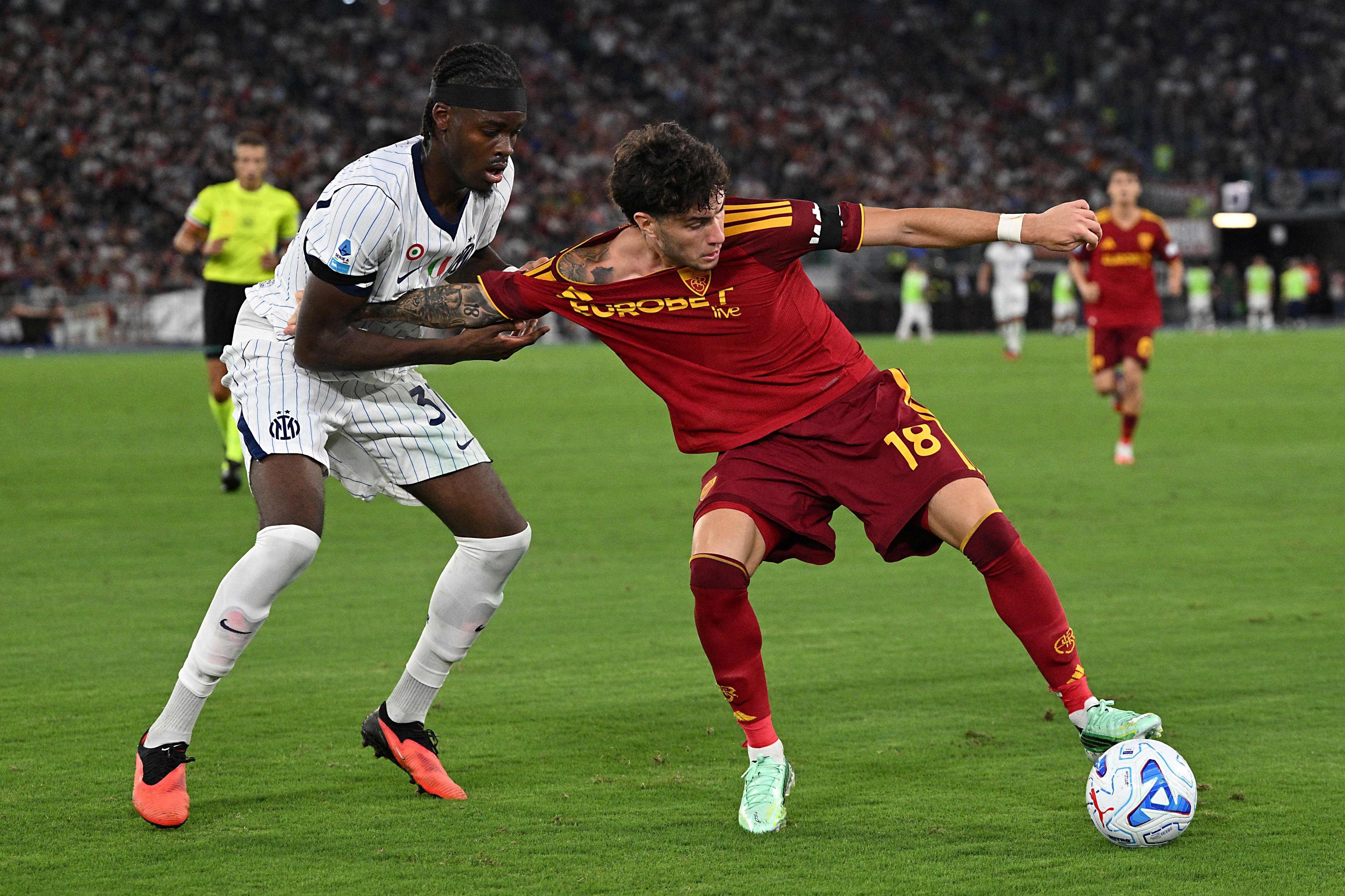 Ein Inter-Mailand-Spieler und ein Roma-Spieler kämpfen während eines Spiels um den Ball.