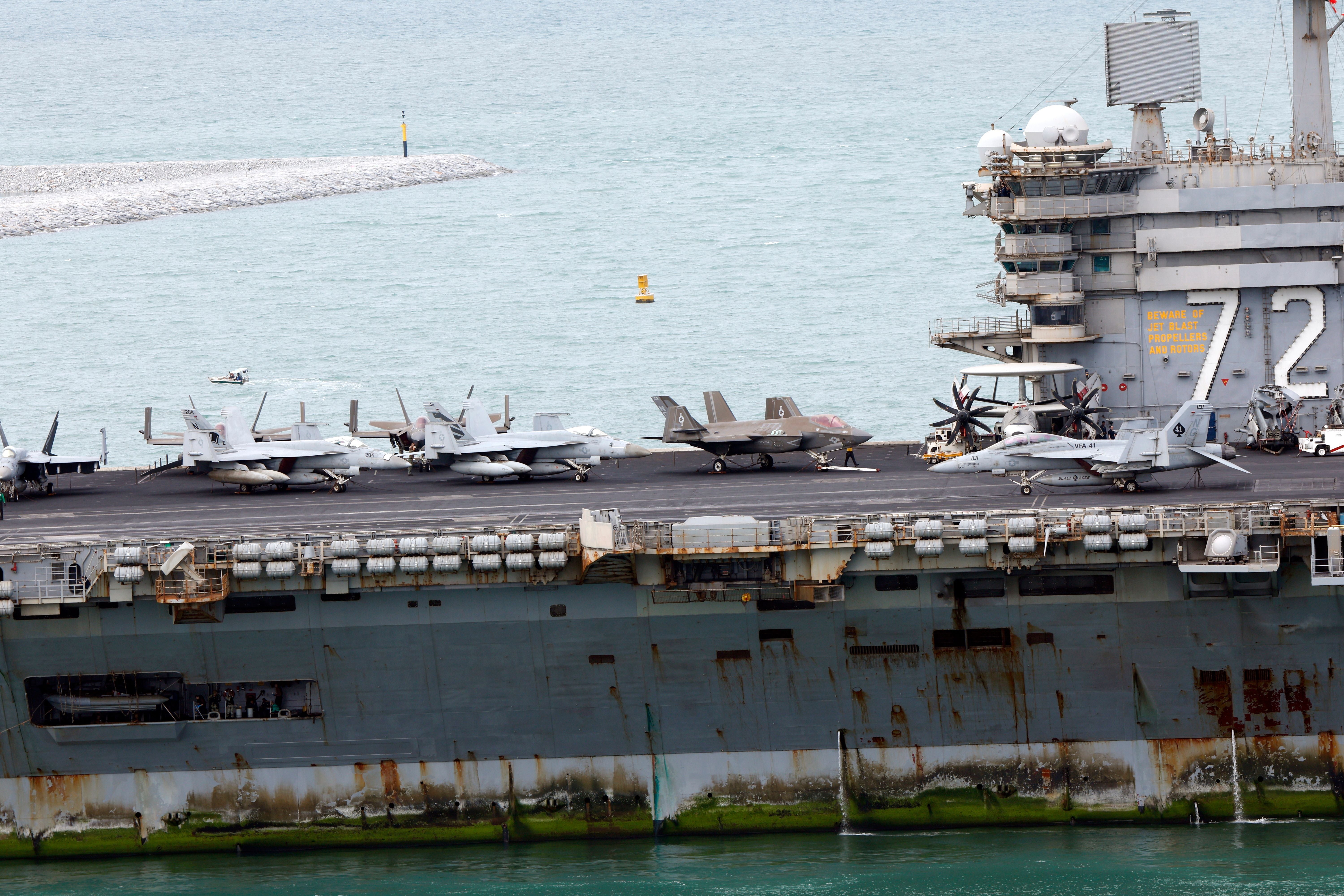 Kampfflugzeuge stehen auf dem Deck des US-Flugzeugträgers USS Abraham Lincoln im Hafen von Thailand.