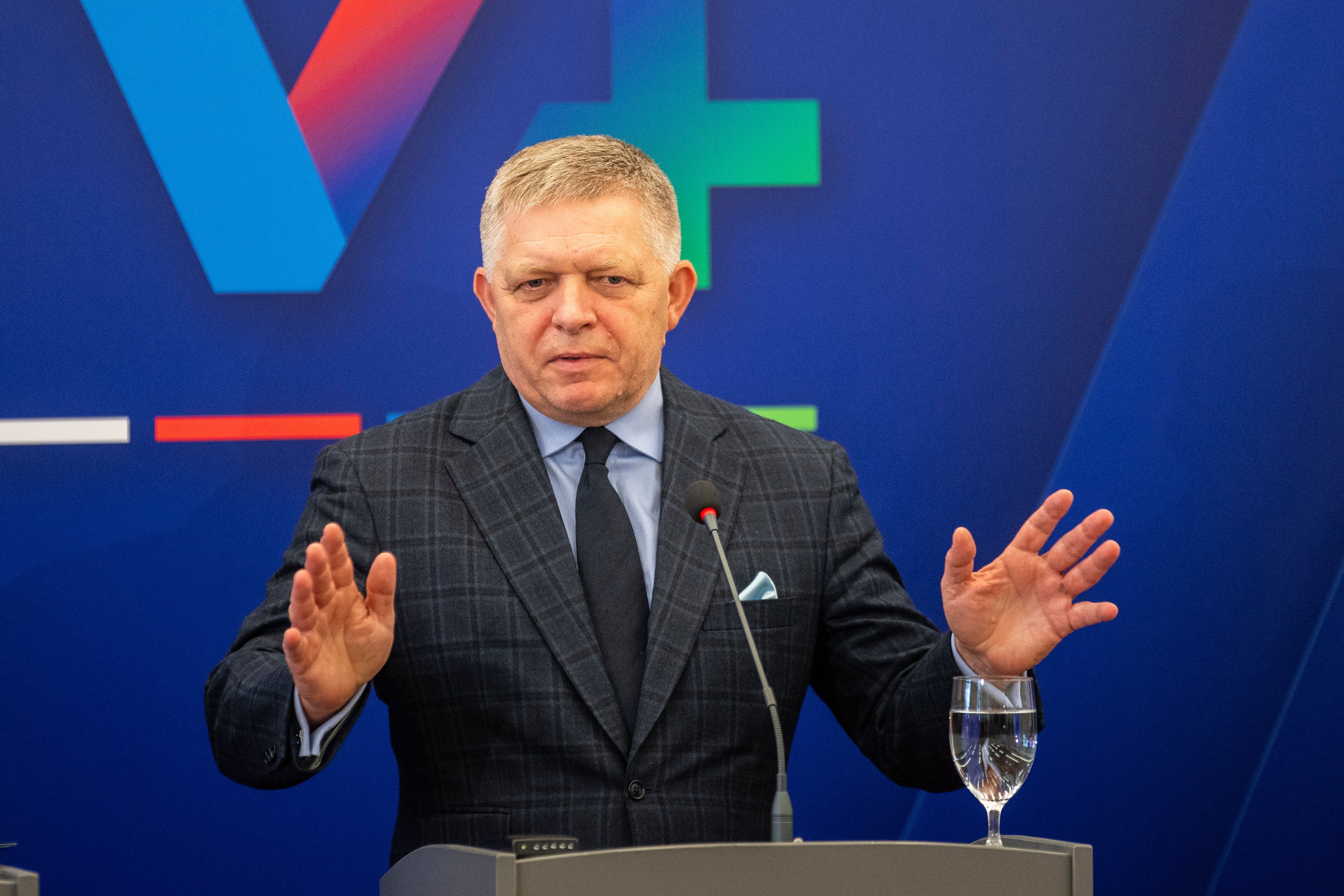Ein Mann im Anzug spricht bei einer Pressekonferenz am Rednerpult mit Mikrofon und Wasserglas.