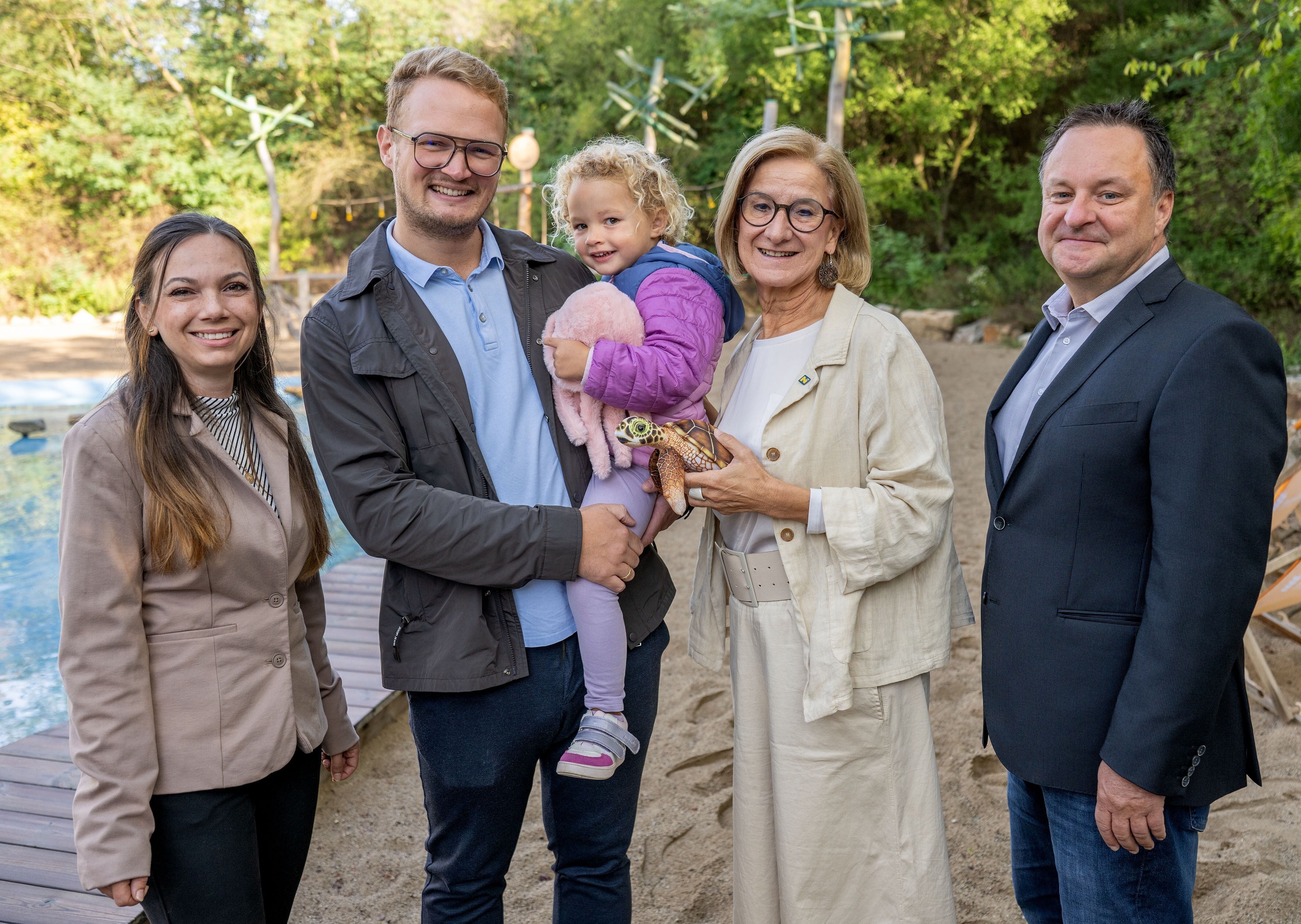 : Michéle Fleischer (1001 Themenwelten – Betriebsleiterin der Fossilienwelt, verantwortlich für den Betrieb), 100.000 Besucherfamilie: Konstantin Karner und Tochter Josefina, Landeshauptfrau Johanna Mikl-Leitner, Christian Lang (1001 Themenwelten – GF 1001 Themenwelten, Pächter der Fossilienwelt, verantwortlich für den Betrieb)