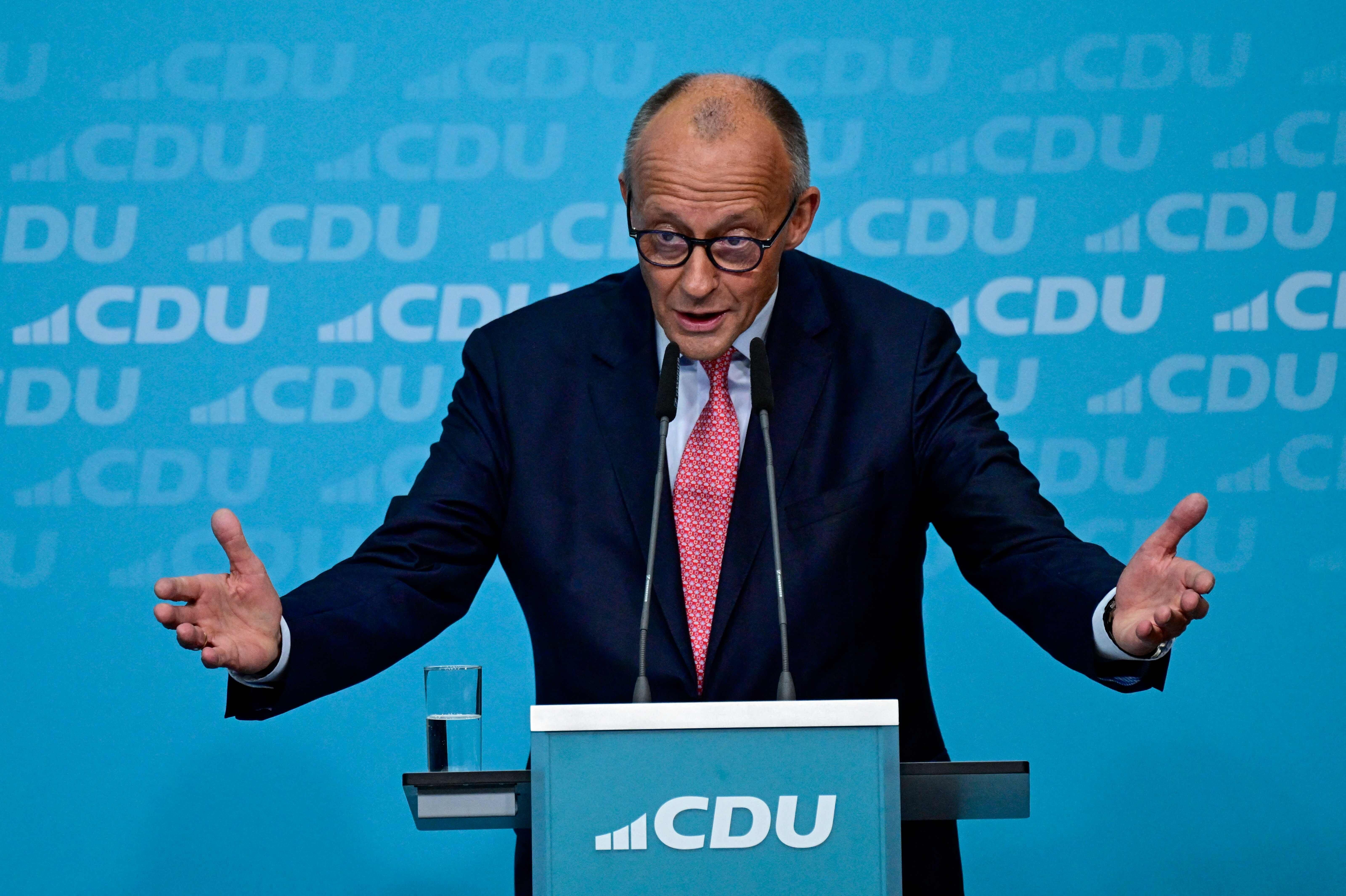 Ein Mann mit Brille spricht bei einer CDU-Veranstaltung am Rednerpult mit CDU-Logo.