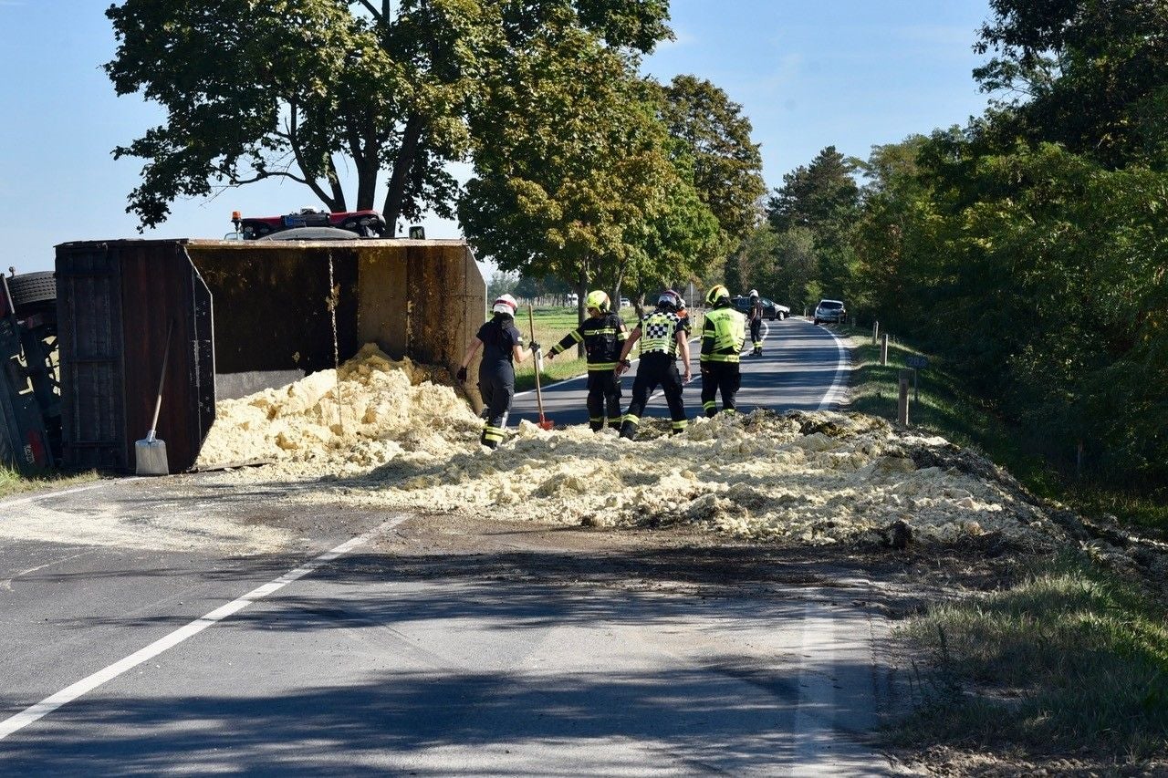 Umgekippter Traktor und Menschen.