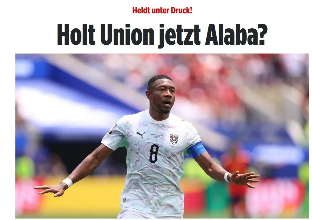 Ein Fußballspieler im österreichischen Nationaltrikot läuft über das Spielfeld.