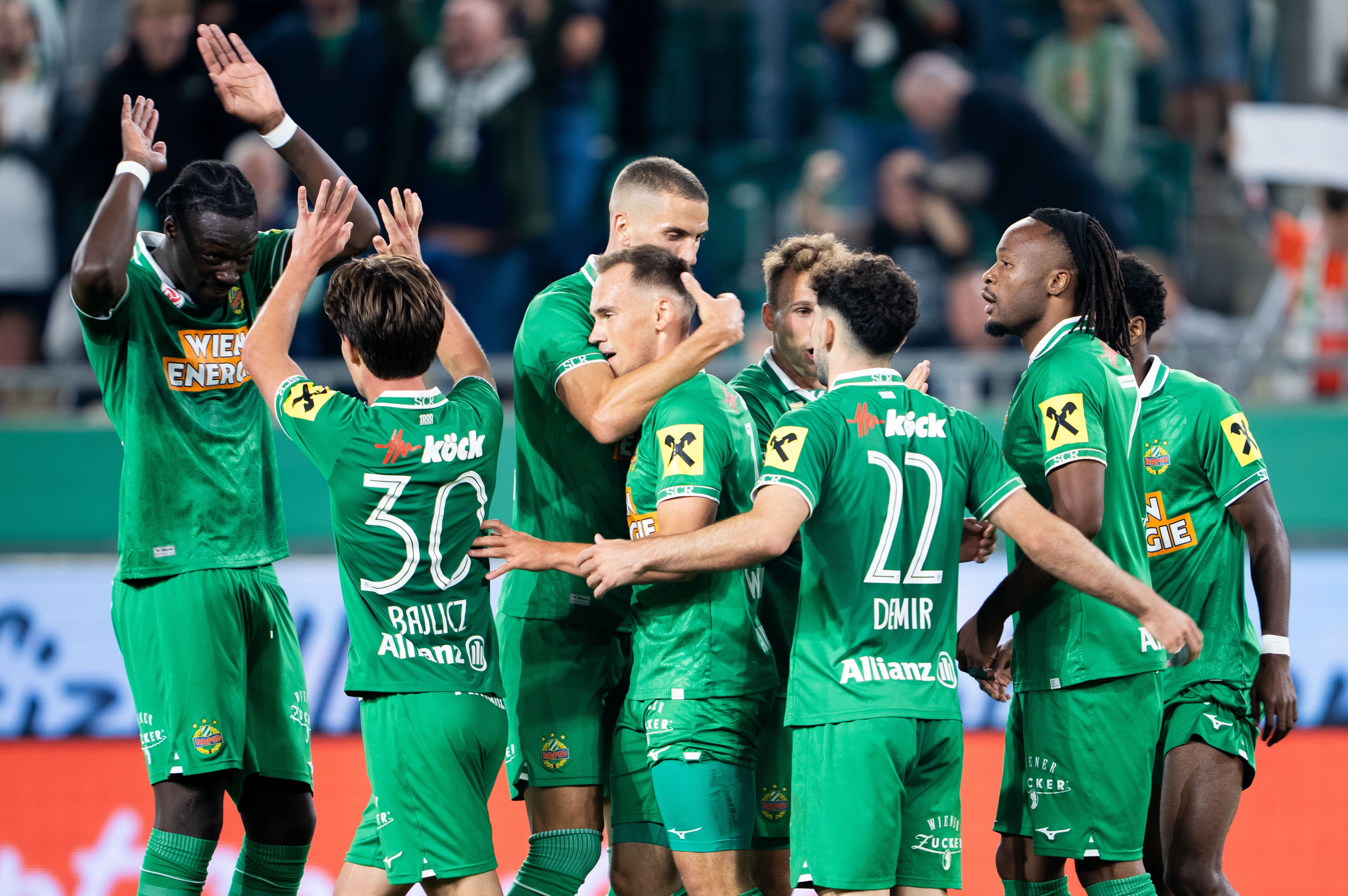 ABD0262_20260918 - WIEN - ÖSTERREICH: Nikolaus Wurmbrand (Rapid) jubelt mit dem Team nach seinem Tor zum 3:0 am Freitag, 18. September 2026, während der Admiral Bundesliga-Begegnung, 7. Runde, zwischen SK Rapid und WSG Tirol in Wien. - FOTO: APA/GEORG HOCHMUTH