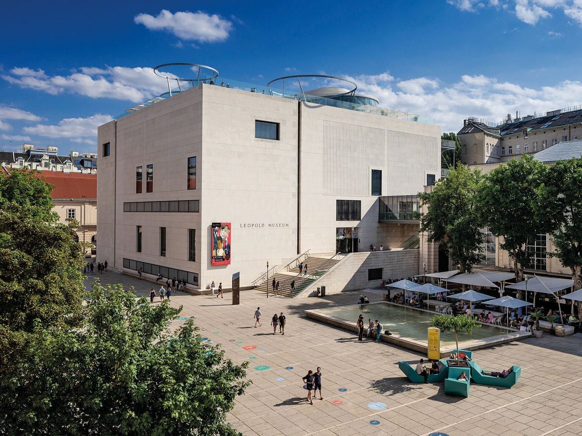 Modernes Leopold Museum im MuseumsQuartier Wien, mit Vorplatz und entspannter Atmosphäre bei Sonnenschein.
