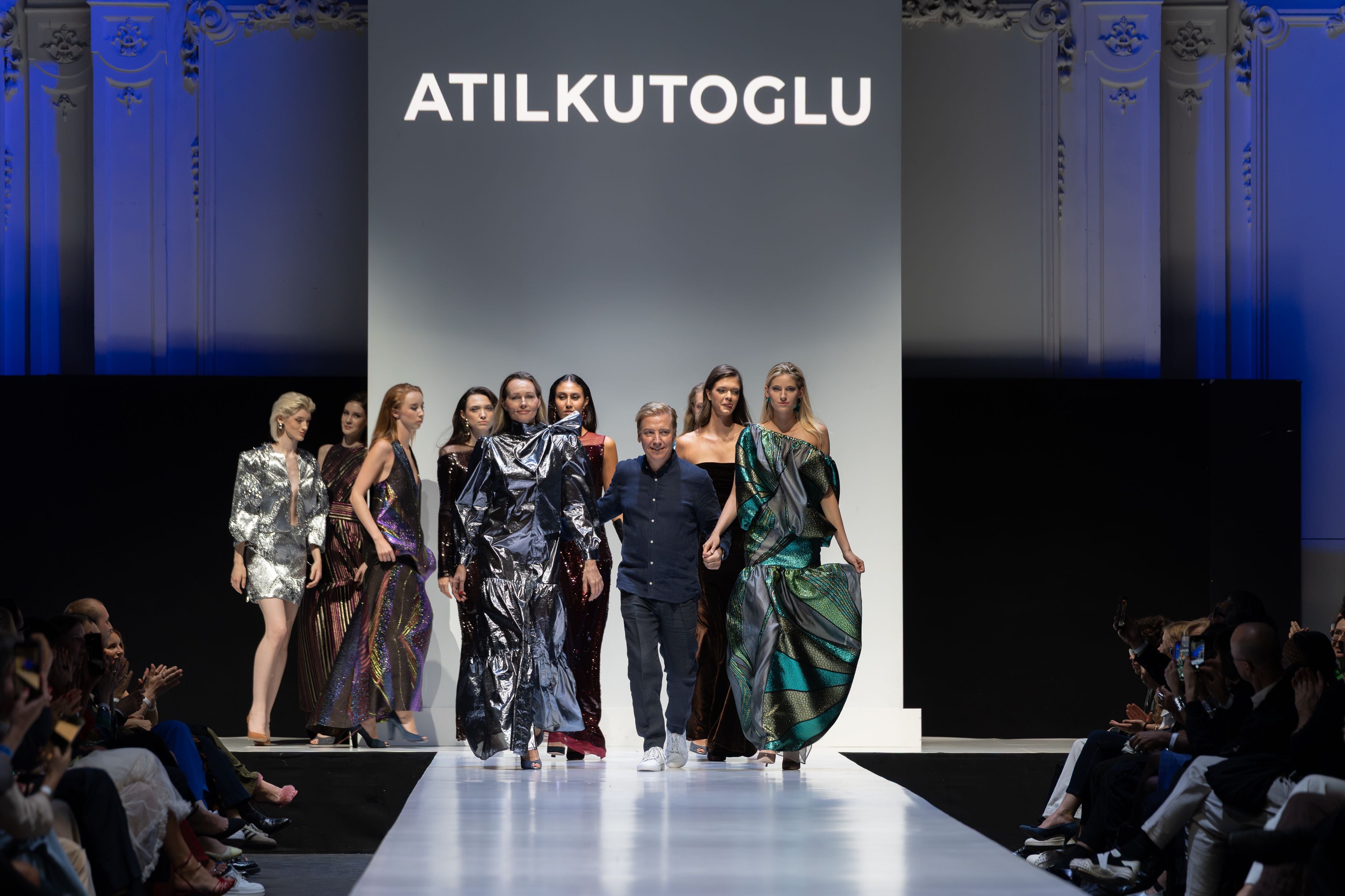 Modedesigner und Models laufen gemeinsam auf dem Laufsteg bei einer Modenschau von Atil Kutoglu.