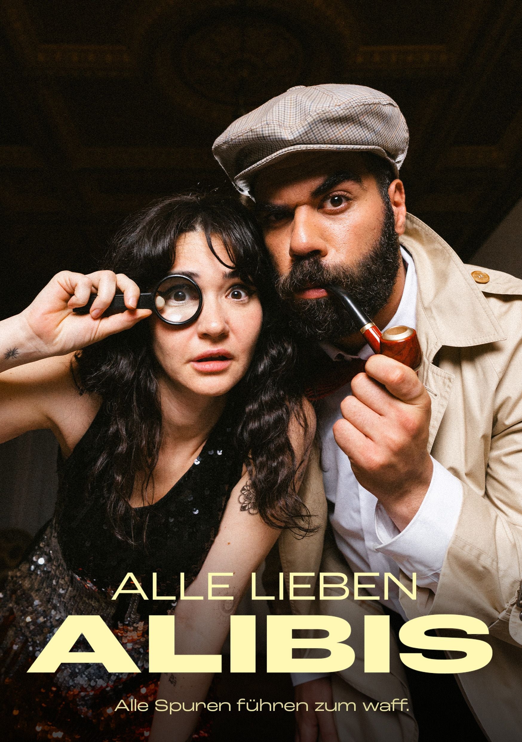 Eine Frau mit Lupe und ein Mann mit Pfeife posieren im Stil von Detektiven nebeneinander.