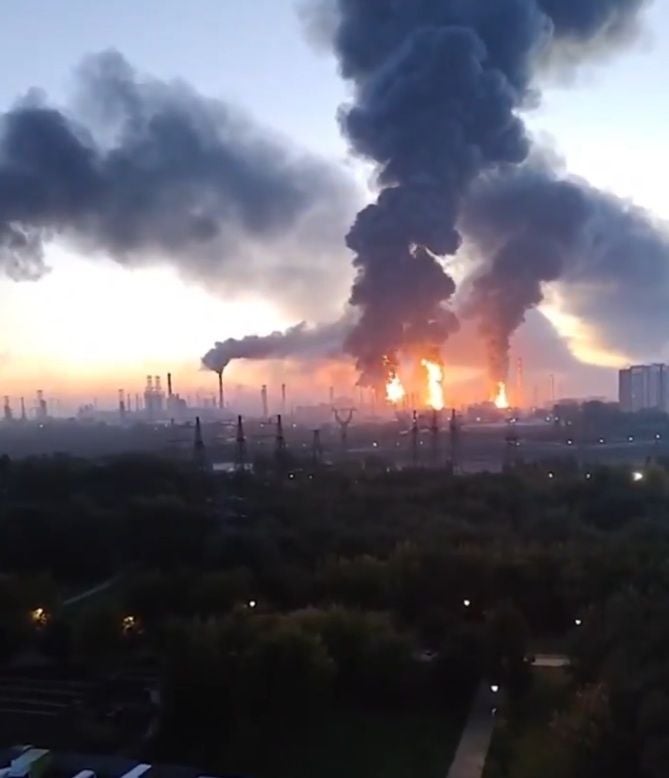 Große Rauchsäulen und Flammen steigen über einem brennenden Industriegebiet in Moskau auf.