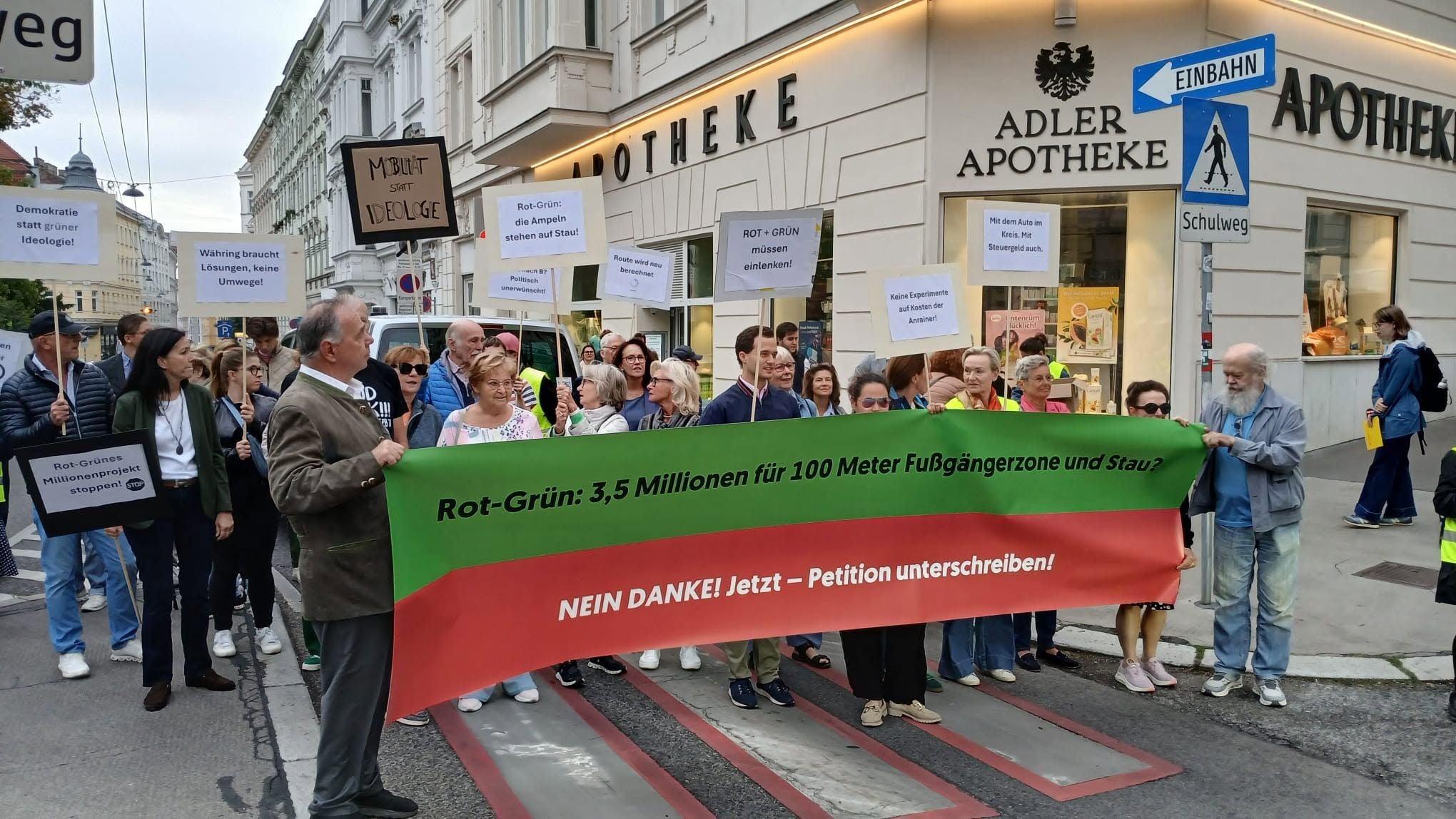 Demo gegen die Bezirkspläne.