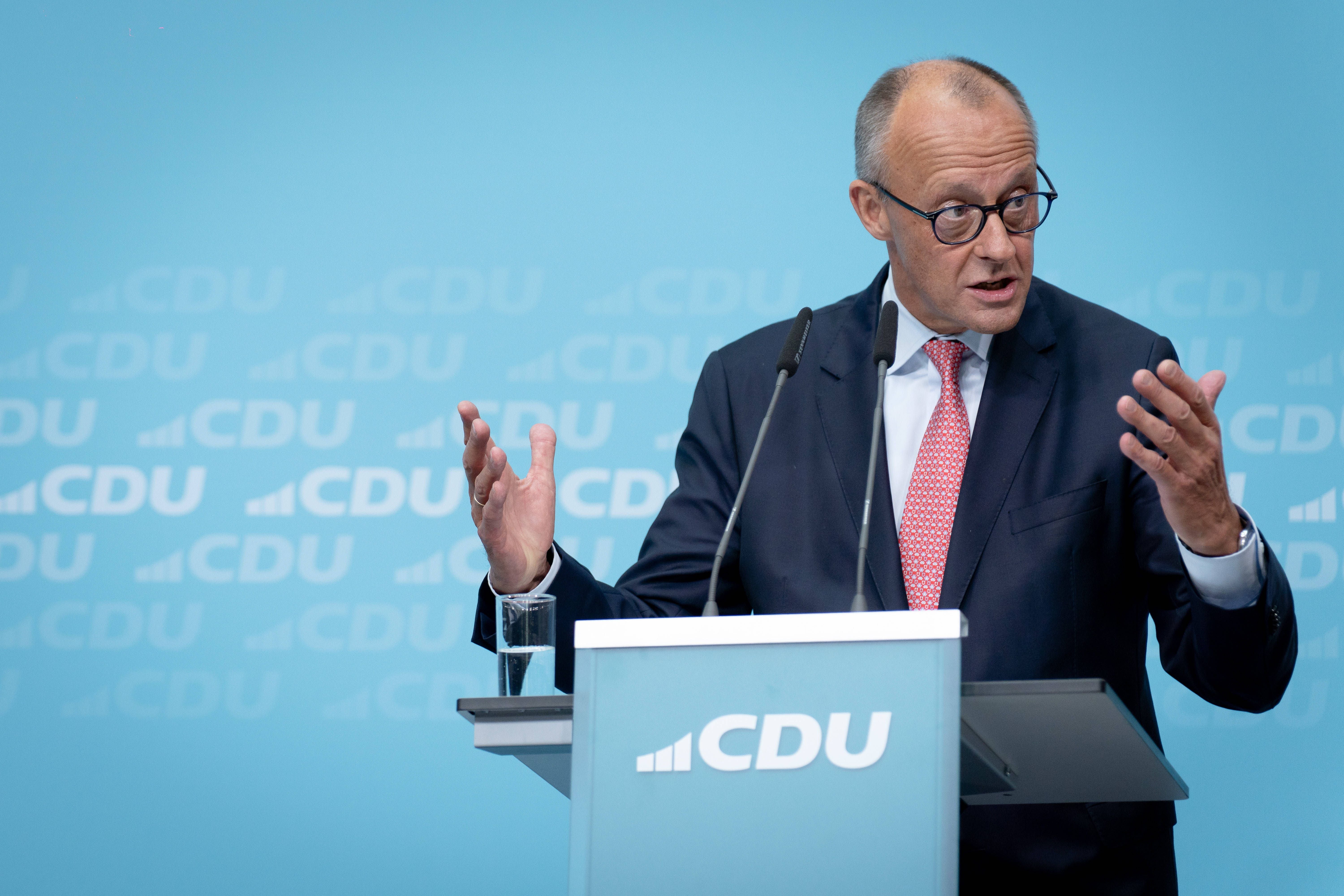 Ein Mann spricht am CDU-Pult im Konrad-Adenauer-Haus in Berlin während des Wahlkampfs.