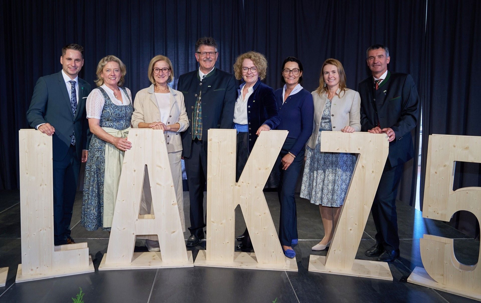 Bei der Festveranstaltung:  v.l.: NR Abg. Lukas Brandweiner, NÖ LAK-Vizepräsidentin Judith Hartl, Landeshauptfrau Johanna Mikl-Leitner, NÖ LAK-Präsident Andreas Freistetter, NÖAAB-Landesobfrau Christiane Teschl-Hofmeister, NÖAAB-Landesgeschäftsführerin Katja Seitner, NÖ LAK-Kammeramtsdirektorin Bianca Pörner und NÖ LAK-Vizepräsident Franz Sigl.