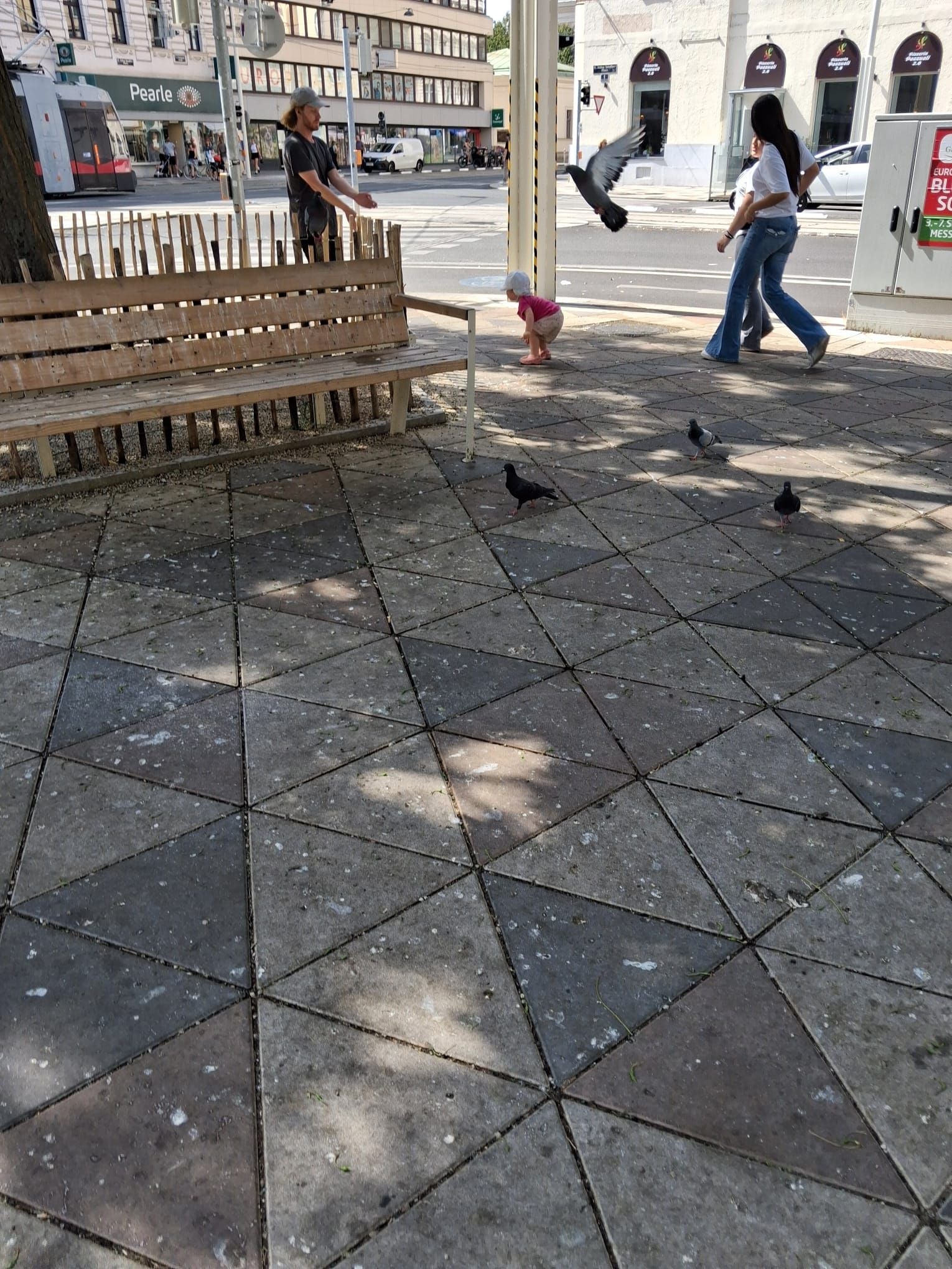 Kinder spielen im Taubenkot.