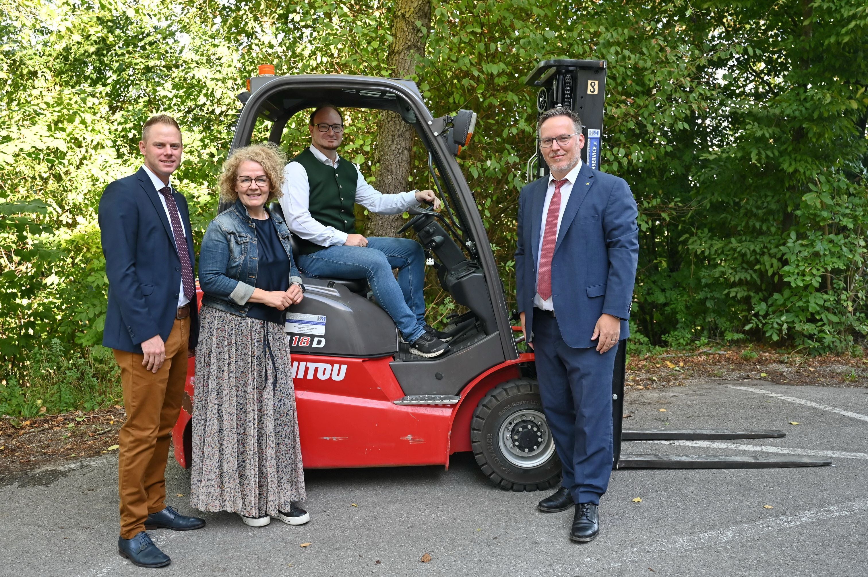 Schulinspektor Stefan Amon, Bildungs-Landesrätin Christiane Teschl-Hofmeister, Fachlehrer Florian Lang (LFS Hollabrunn) und Abteilungsleiter Helmuth Sturm