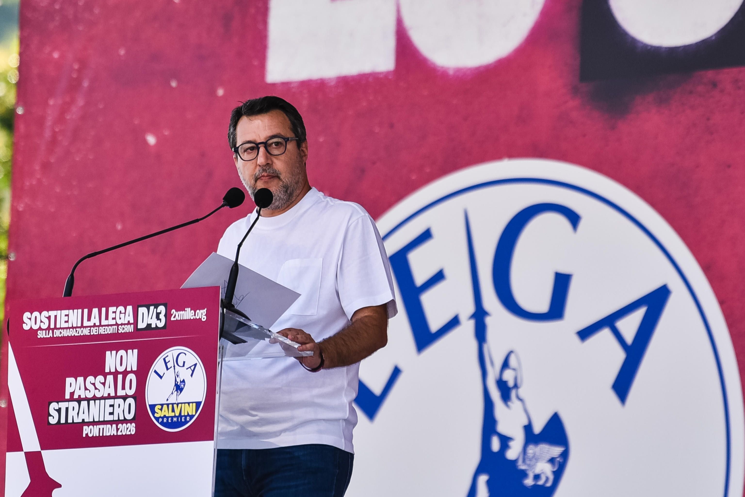 Ein Mann spricht auf einer Bühne am Rednerpult bei einer Lega-Parteiveranstaltung.