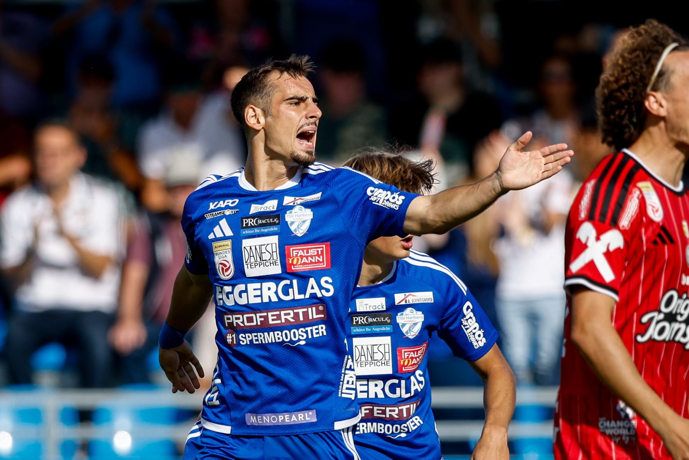 HARTBERG,AUSTRIA,20.SEP.26 - SOCCER - ADMIRAL Bundesliga, TSV Hartberg vs Linzer ASK. Image shows the rejoicing of TSV Hartberg with Andrija Radulovic (Hartberg). Photo: GEPA pictures/ James Doak