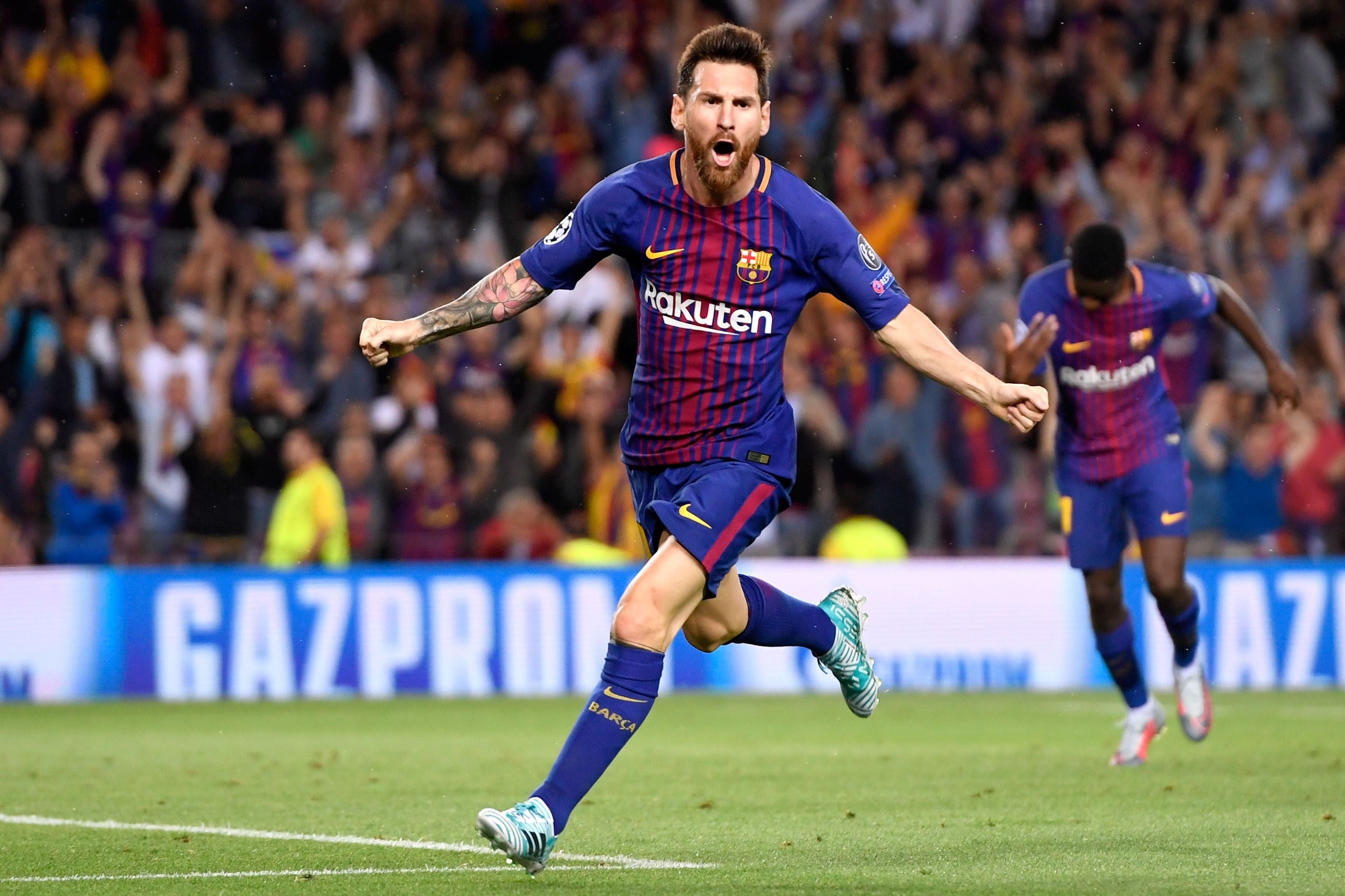 Ein Spieler des FC Barcelona jubelt nach einem Tor im vollen Stadion während eines Fußballspiels.