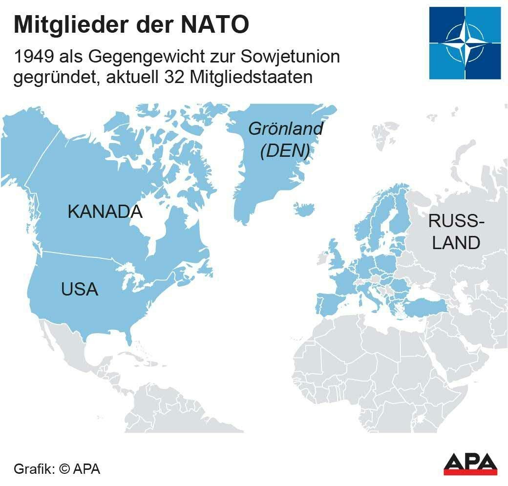 Weltkarte mit den 32 NATO-Mitgliedstaaten farblich hervorgehoben.
