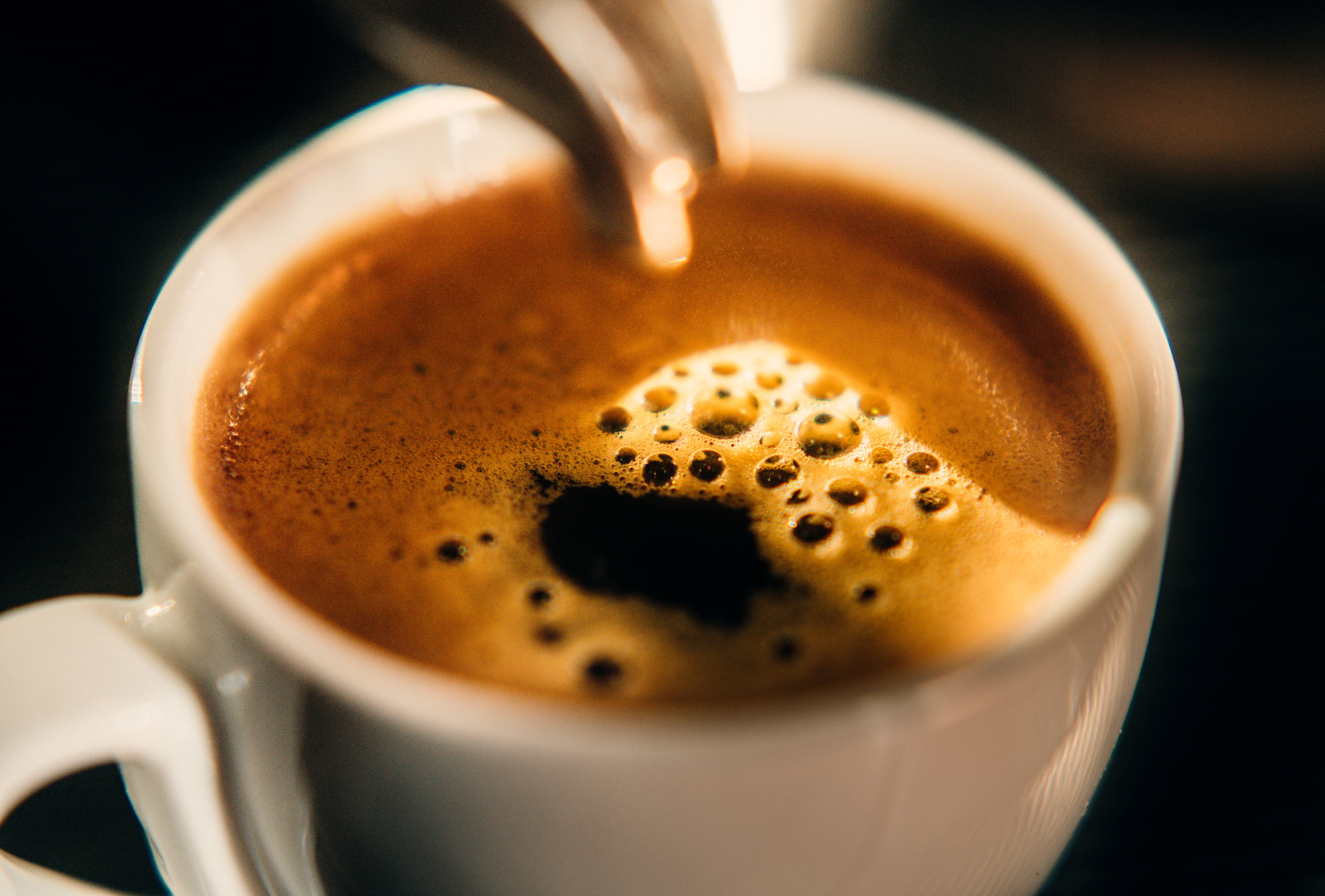 Tasse frischer Espresso mit Crema, Nahaufnahme.