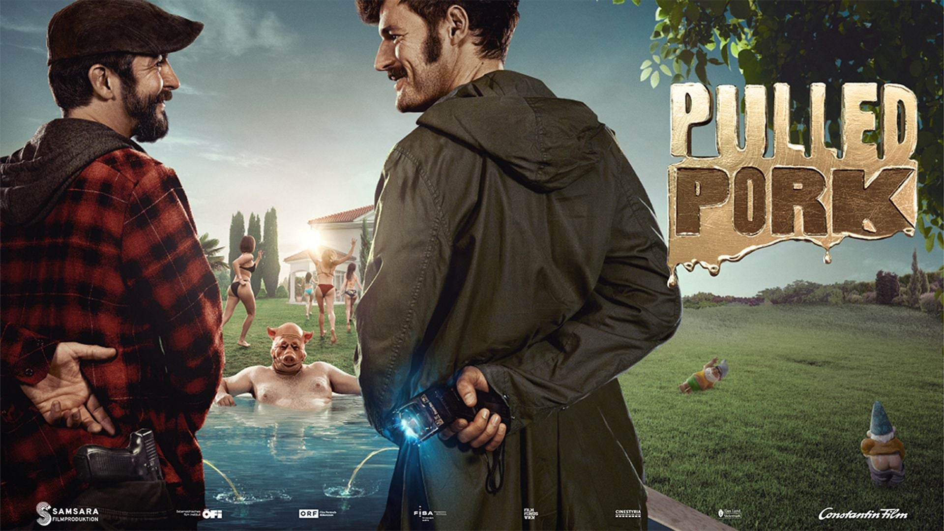 Zwei Männer stehen sich lächelnd gegenüber, im Hintergrund ein Pool und Frauen in Bikinis, rechts der Schriftzug „Pulled Pork“.