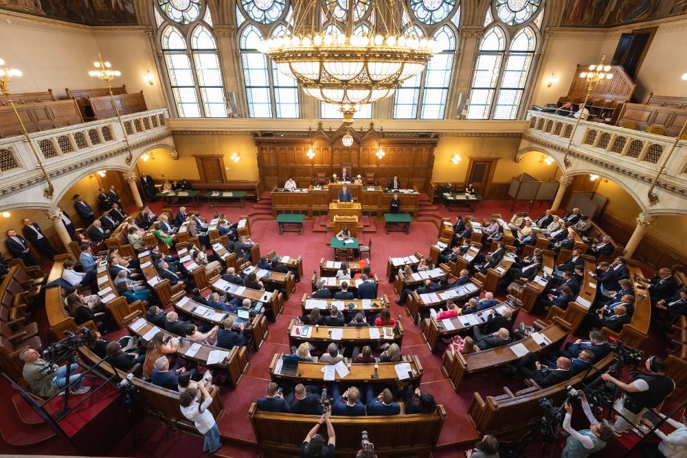 Abgeordnete sitzen im Plenarsaal des Wiener Landtags im historischen Rathaus.