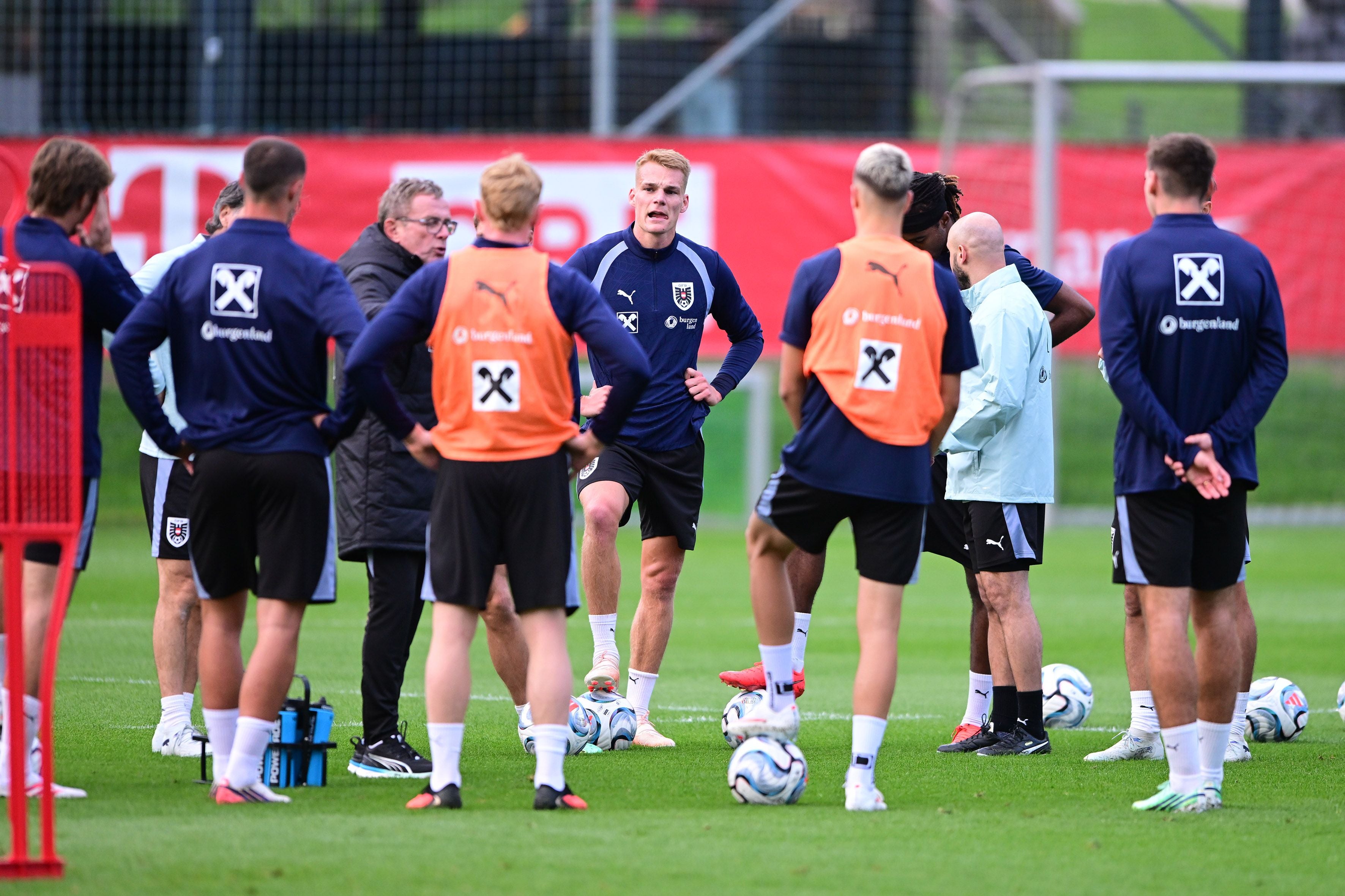 Das österreichische Fußballnationalteam trainiert mit Ralf Rangnick auf dem Trainingsplatz.