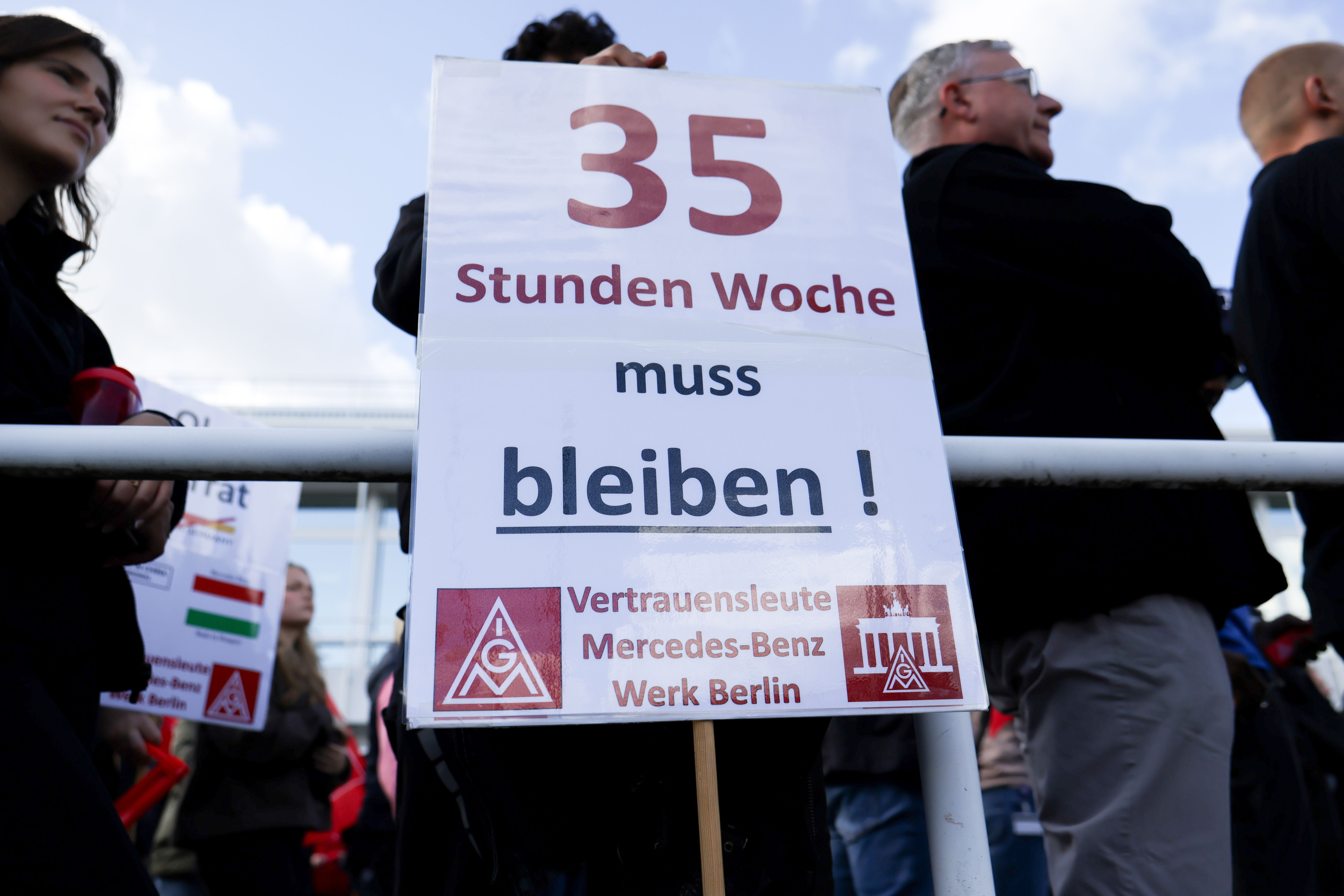 Ein Plakat mit der Forderung „35-Stunden-Woche muss bleiben“ bei einer IG Metall-Kundgebung.