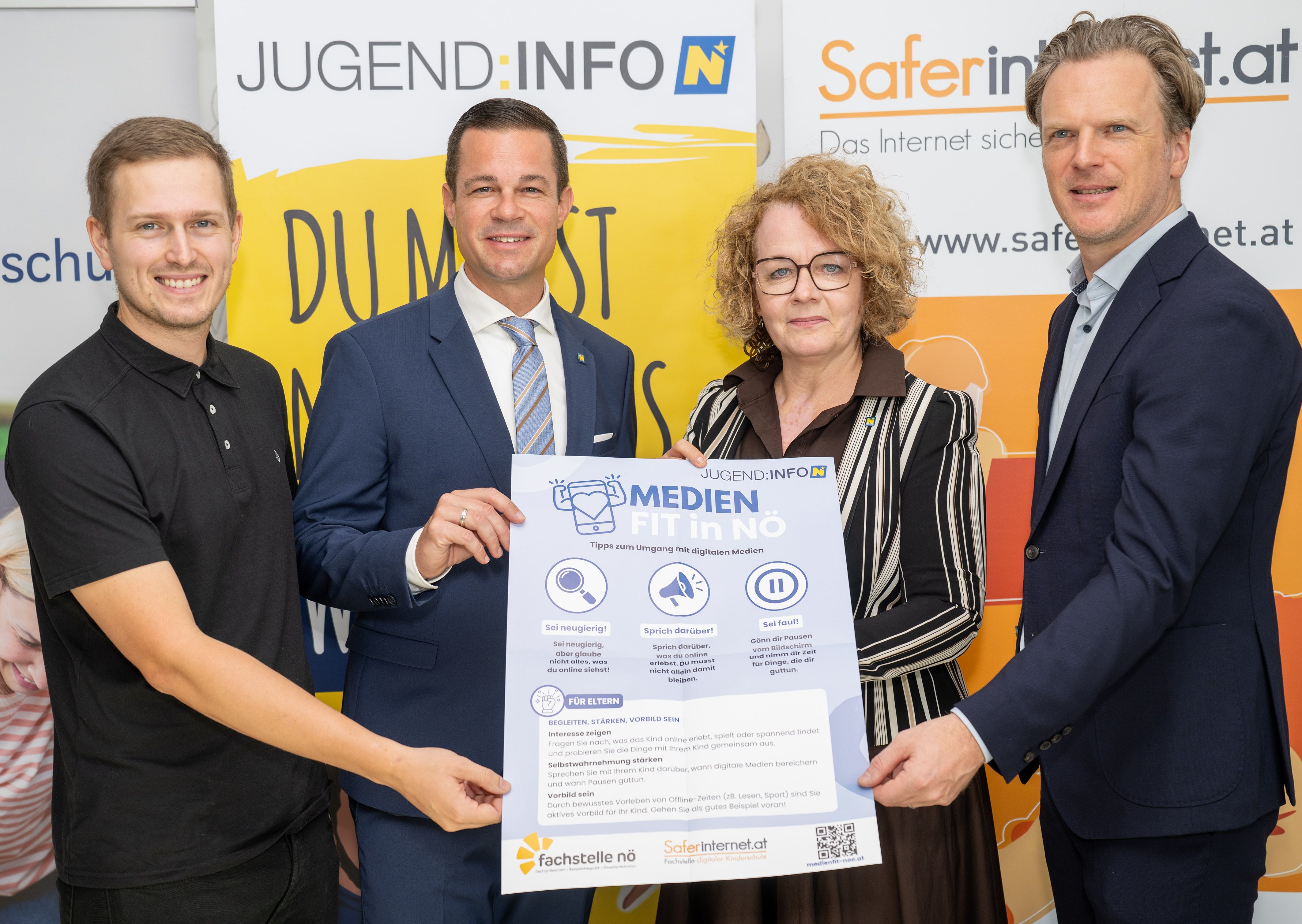 Lukas Schneider, Geschäftsführer der Jugend:info NÖ, Bildungsdirektor Karl Fritthum, Bildungslandesrätin Christiane Teschl-Hofmeister und Bernhard Jungwirth, Geschäftsführer des Österreichischen Instituts für angewandte Telekommunikation (ÖIAT) und Projektleiter von Saferinternet.at