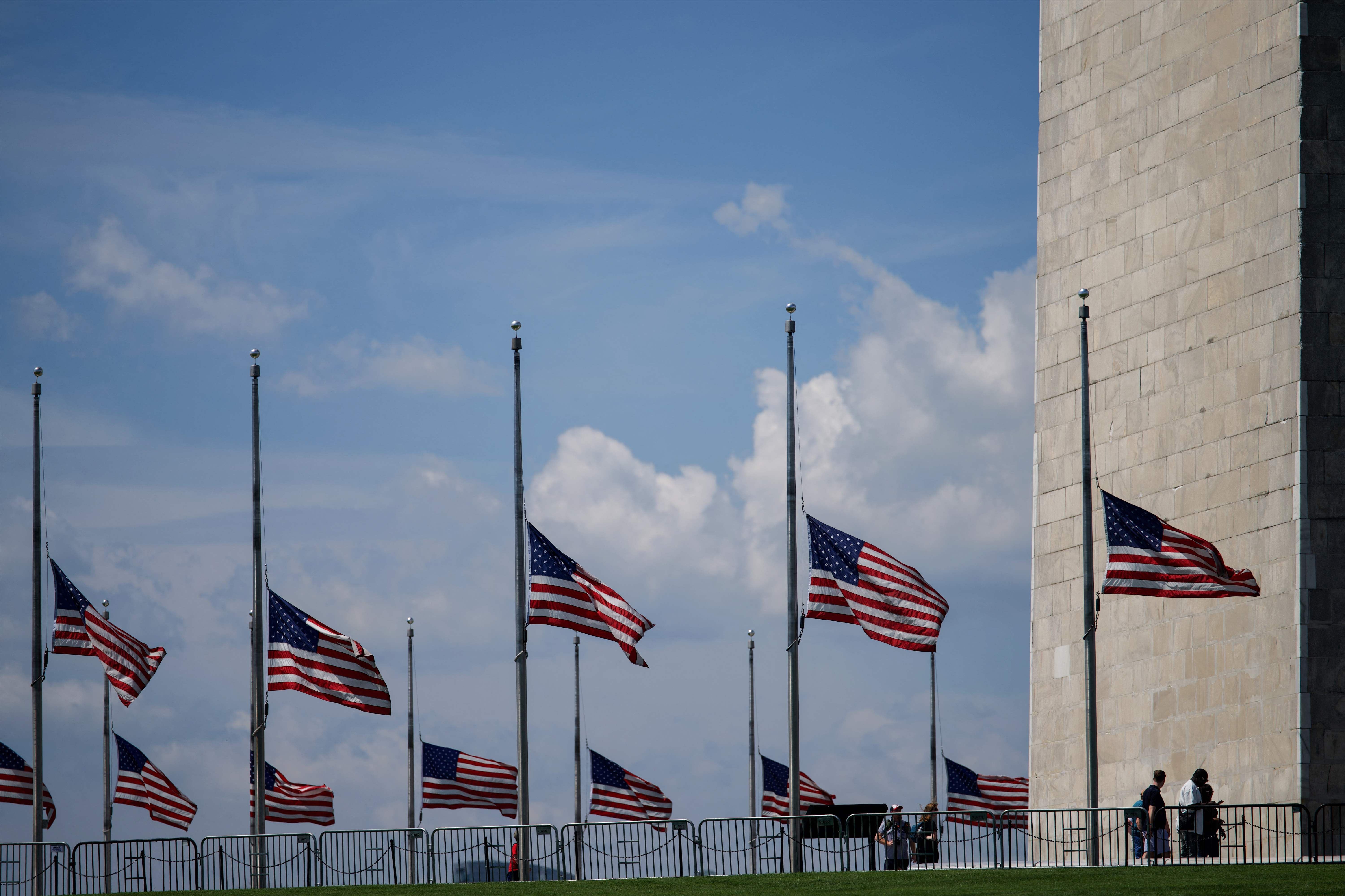 US-Flaggen wehen nach Dolly Partons Tod am Washington Monument auf Halbmast