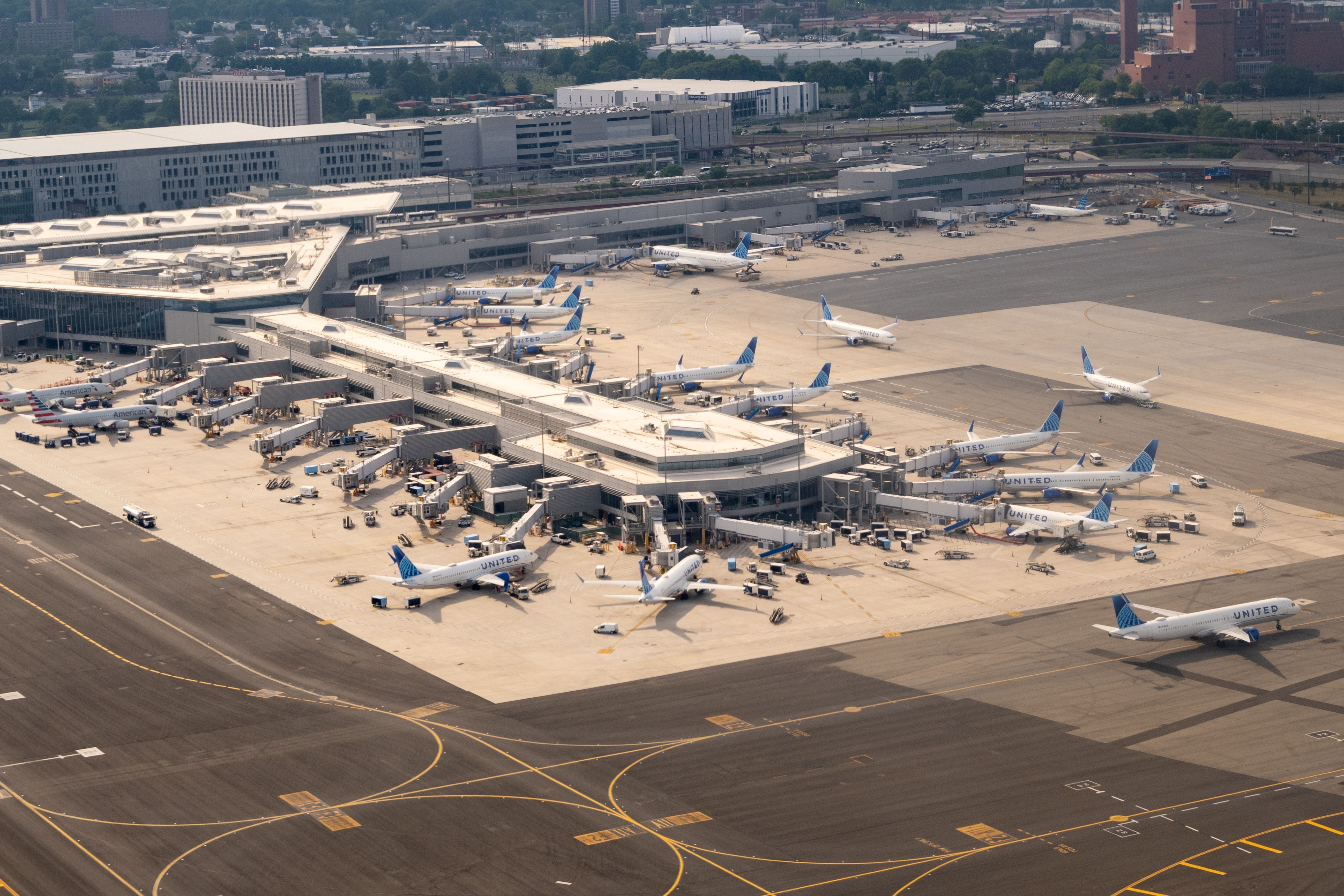 Luftaufnahme vom Terminal mit Flugzeugen am Newark Liberty International Airport.