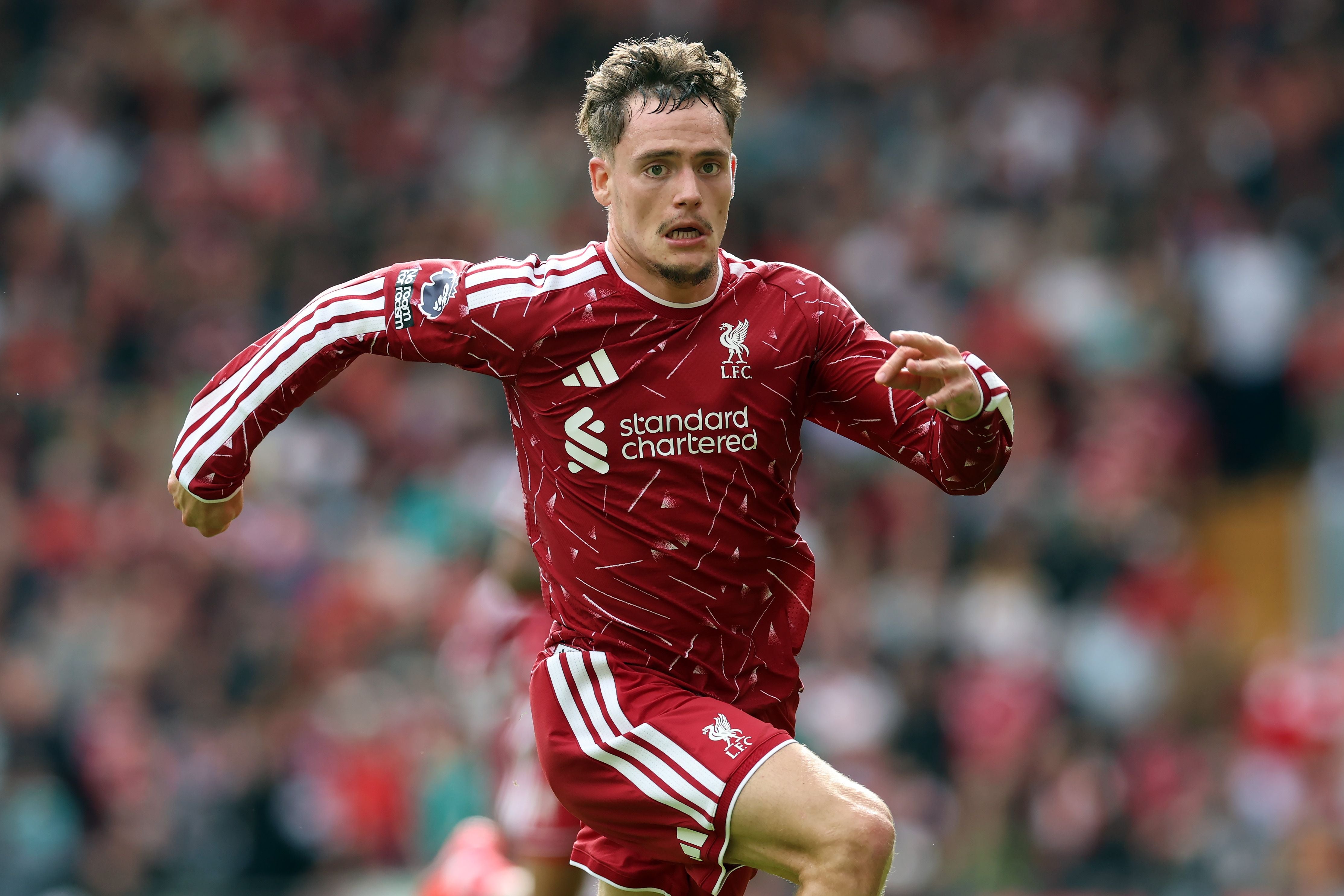 Ein Fußballspieler im roten Liverpool-Trikot sprintet über das Spielfeld.