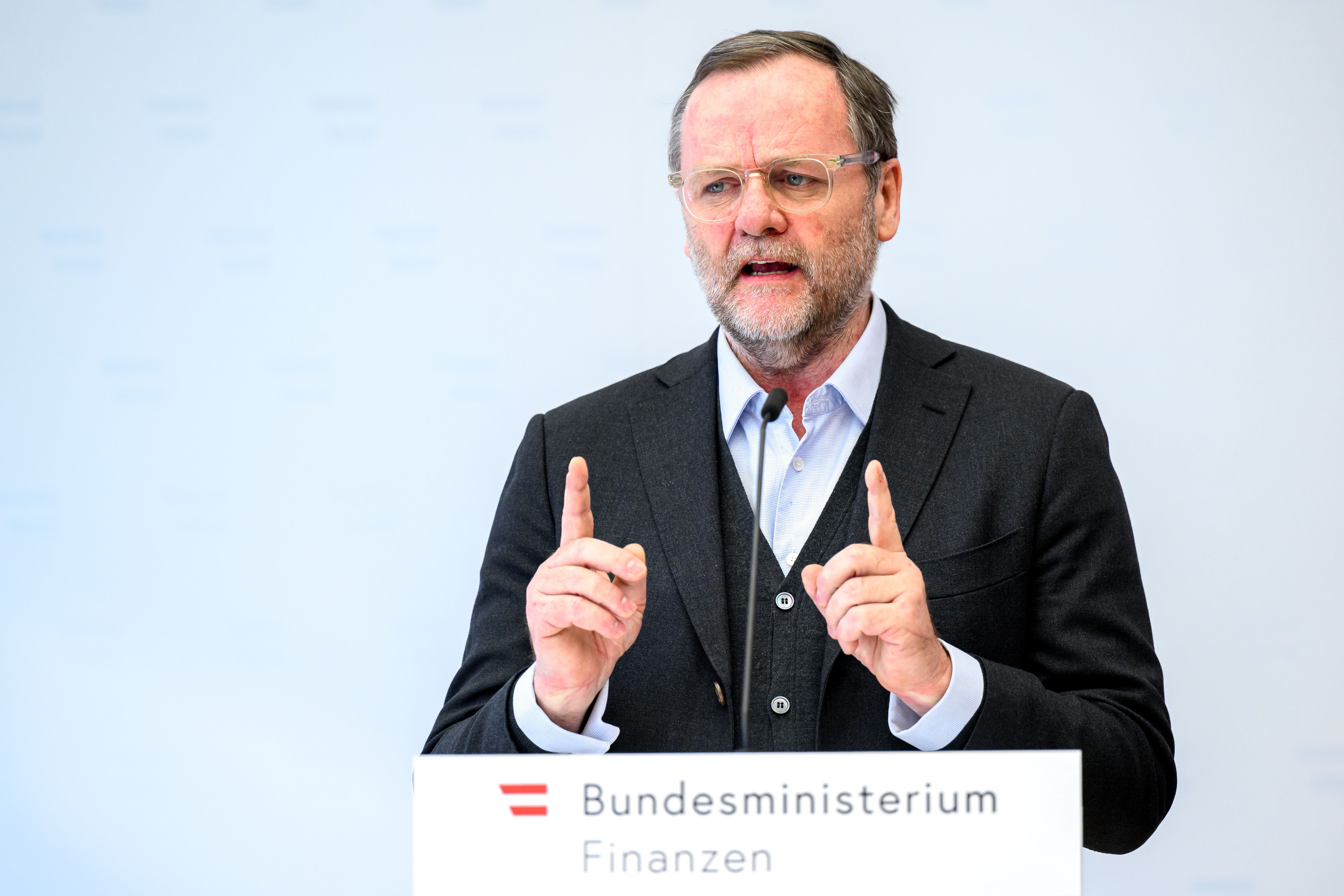 Ein Mann spricht bei einer Pressekonferenz im Finanzministerium in Wien.