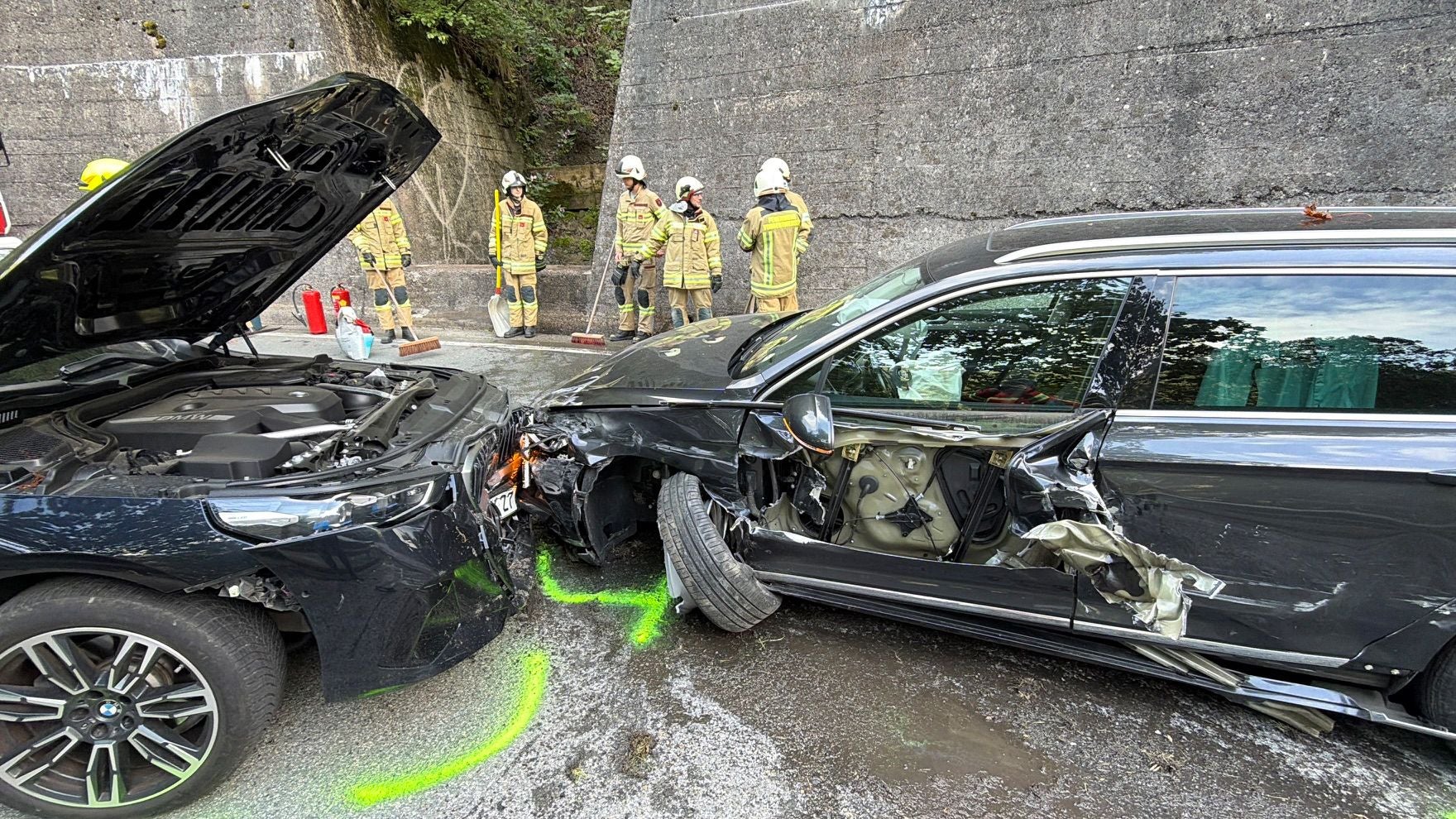 Die beiden Autos prallten frontal zusammen.