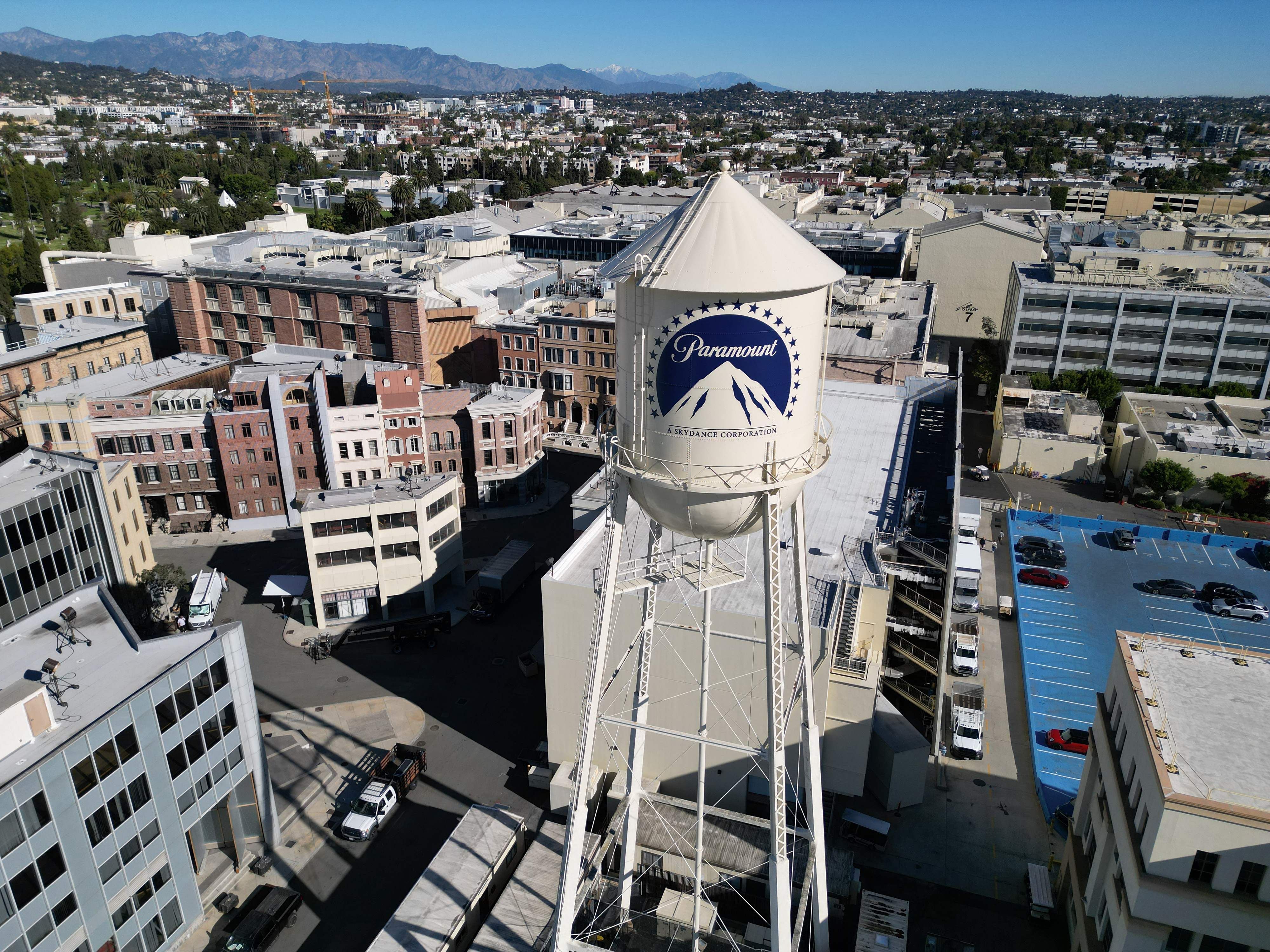 Wasserturm mit Paramount-Logo auf dem Gelände der Paramount Studios in Los Angeles.