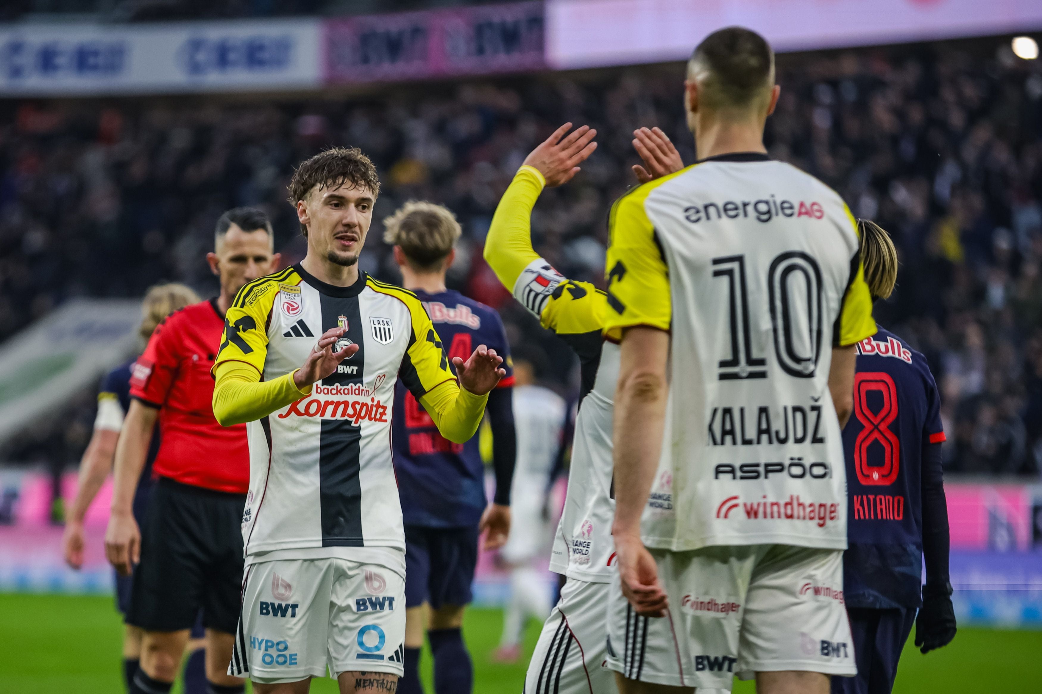 LINZ,AUSTRIA,22.FEB.26 - SOCCER - ADMIRAL Bundesliga, Linzer ASK vs Red Bull Salzburg. Image shows the rejoicing of Christoph Lang (LASK), Sascha Horvath (LASK) and Sasa Kalajdzic (LASK). Photo: GEPA pictures/ Manuel Binder
