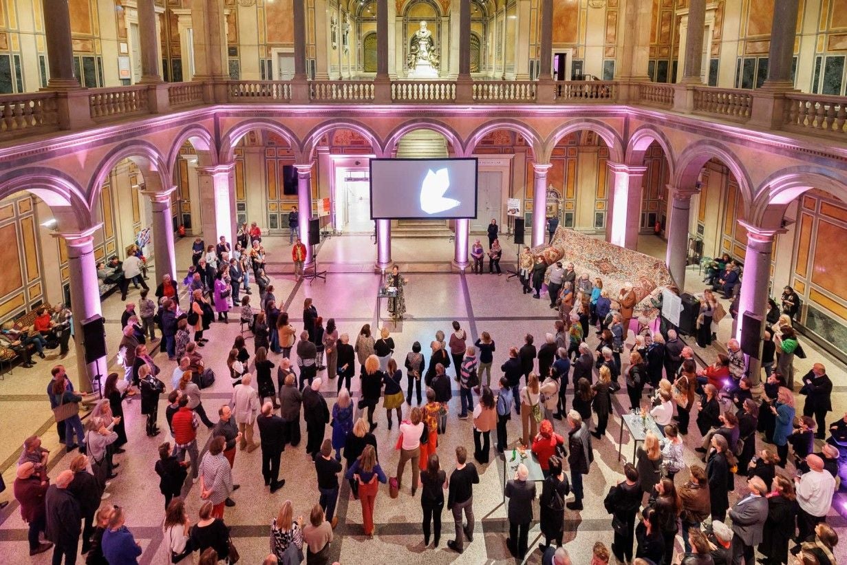 Viele Menschen versammeln sich im beleuchteten MAK-Innenhof zur Langen Nacht der Museen 2025.