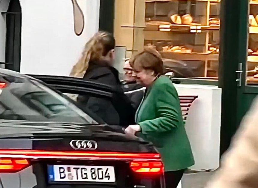 Die Ex-Kanzlerin nach ihrem Bäckereibesuch.