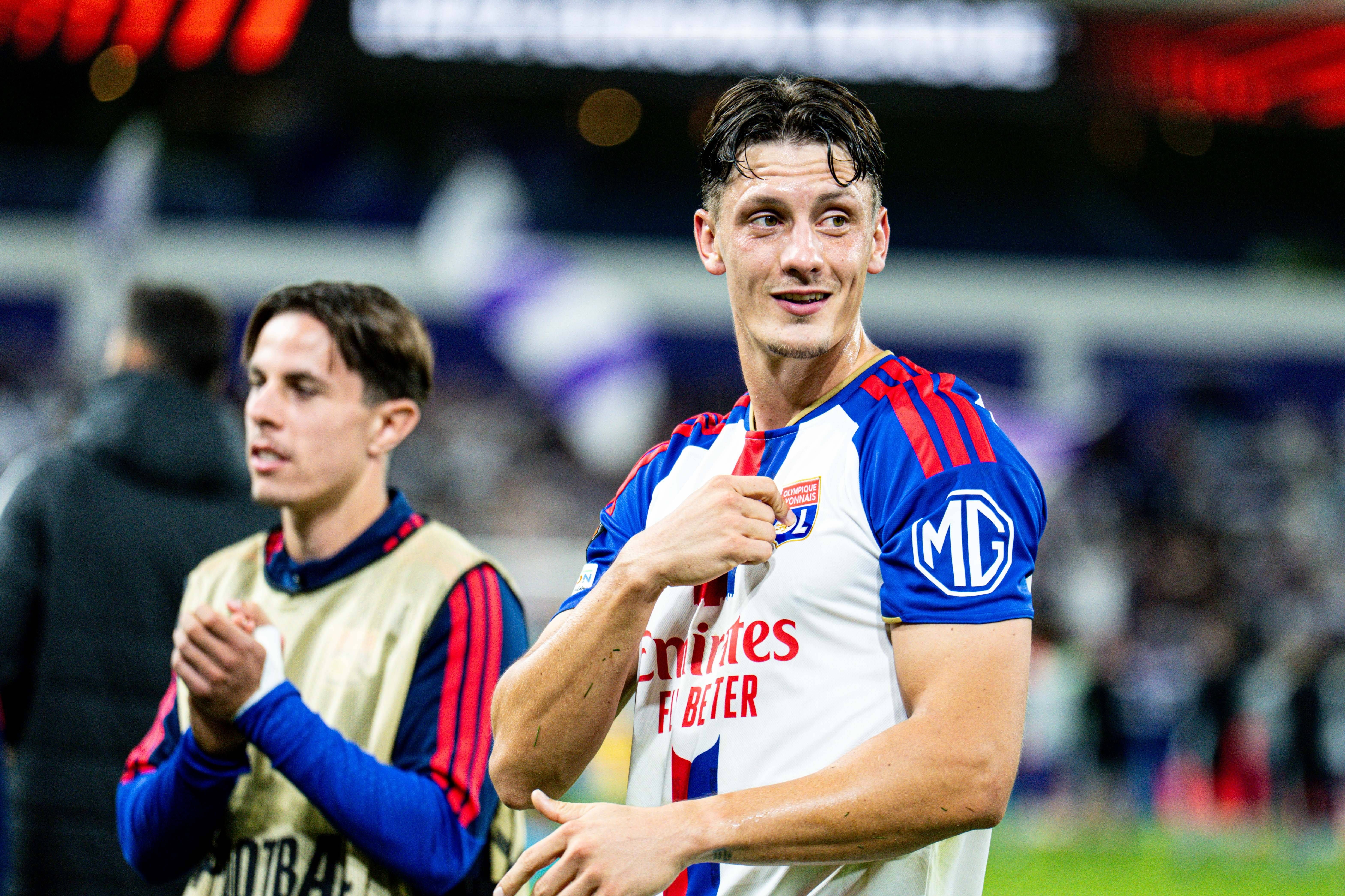 16.09.2026: UEFA Europa League, RSC Anderlecht - Olympique Lyon im Lotto Park. Felix Bacher Olympique Lyon zeigt auf Vereinslogo WICHTIGER HINWEIS: Gemäß den Vorgaben der DFL und der UEFA ist es untersagt, in dem Stadion und/oder vom Spiel angefertigte Fotoaufnahmen in Form von Sequenzbildern und/oder videoähnlichen Fotostrecken zu verwerten bzw. verwerten zu lassen. *** September 16, 2026 UEFA Europa League, RSC Anderlecht vs. Olympique Lyon at Lotto Park Felix Bacher Olympique Lyon displays its club logo IMPORTANT NOTICE: In accordance with DFL and UEFA regulations, it is prohibited to use or allow the use of photographs taken in the stadium and/or during the match in the form of sequential images and/or video-like photo series Copyright: xJordyxFourgonx