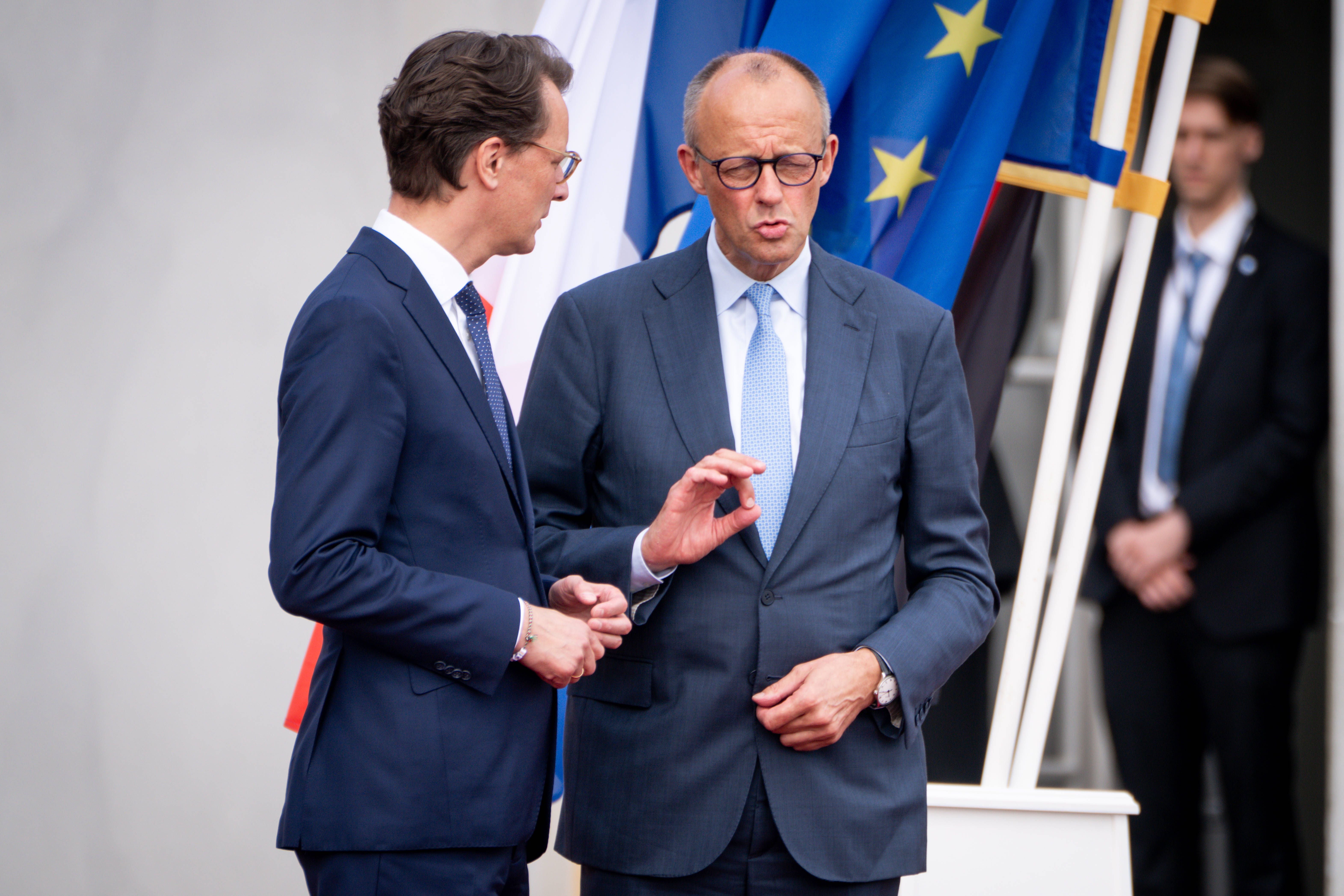 Hendrik Wüst begrüßt Friedrich Merz beim Deutsch-Französischen Ministerrat auf Schloss Augustusburg.